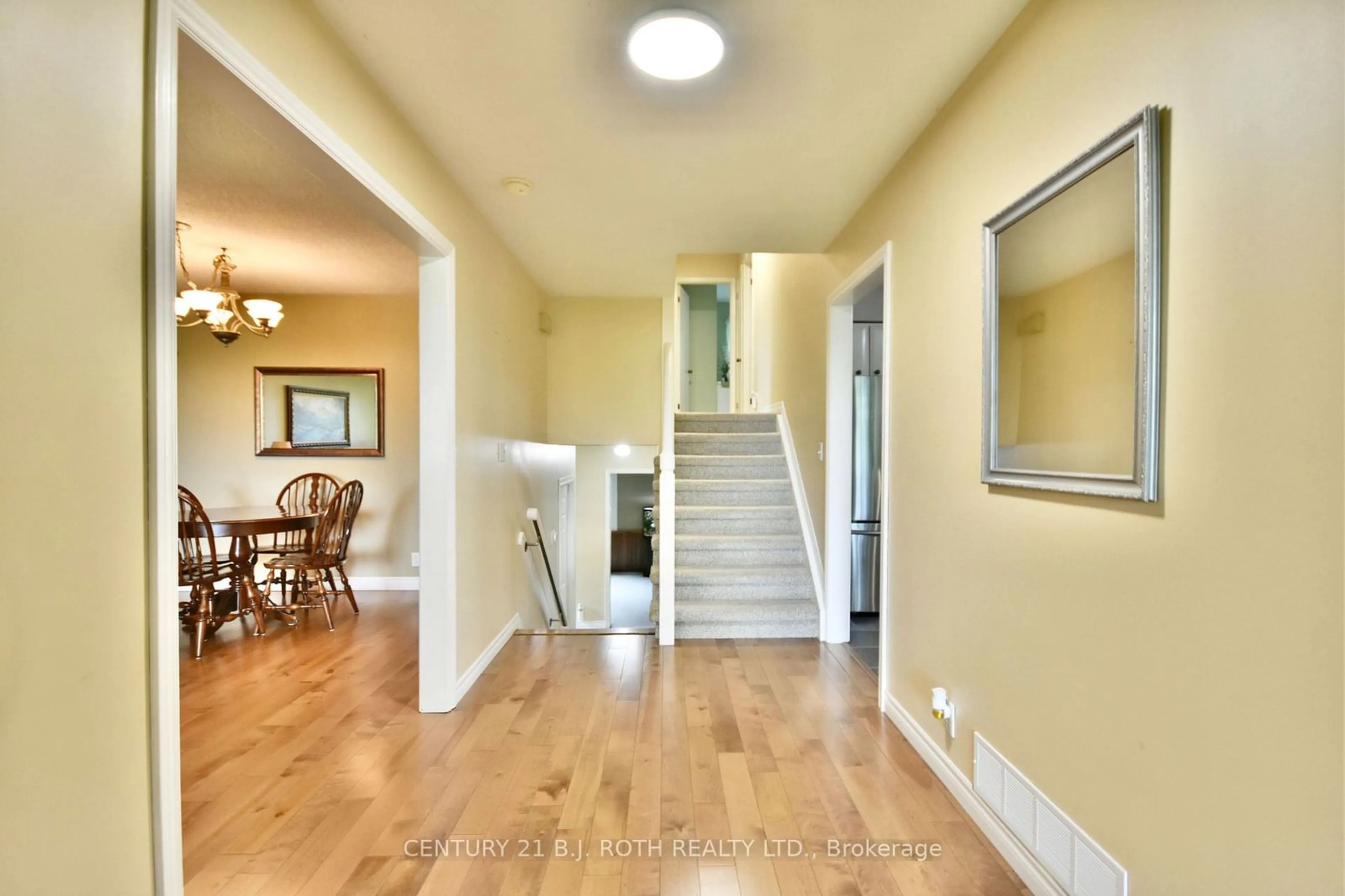 Indoor foyer for 1304 10th Line, Innisfil Ontario L9S 3P2