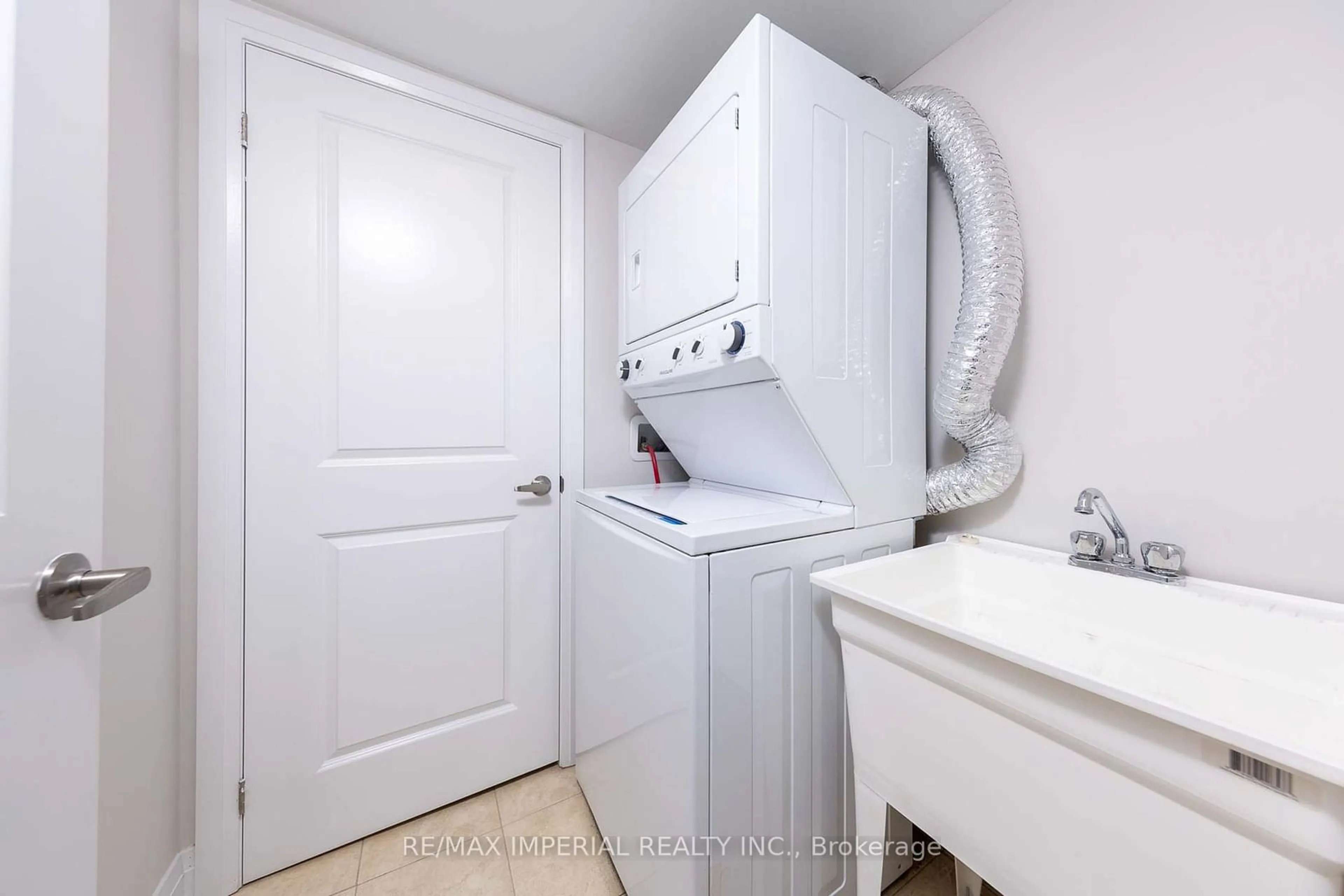 Laundry room for 27 Mcgurran Lane, Richmond Hill Ontario L4B 0G8