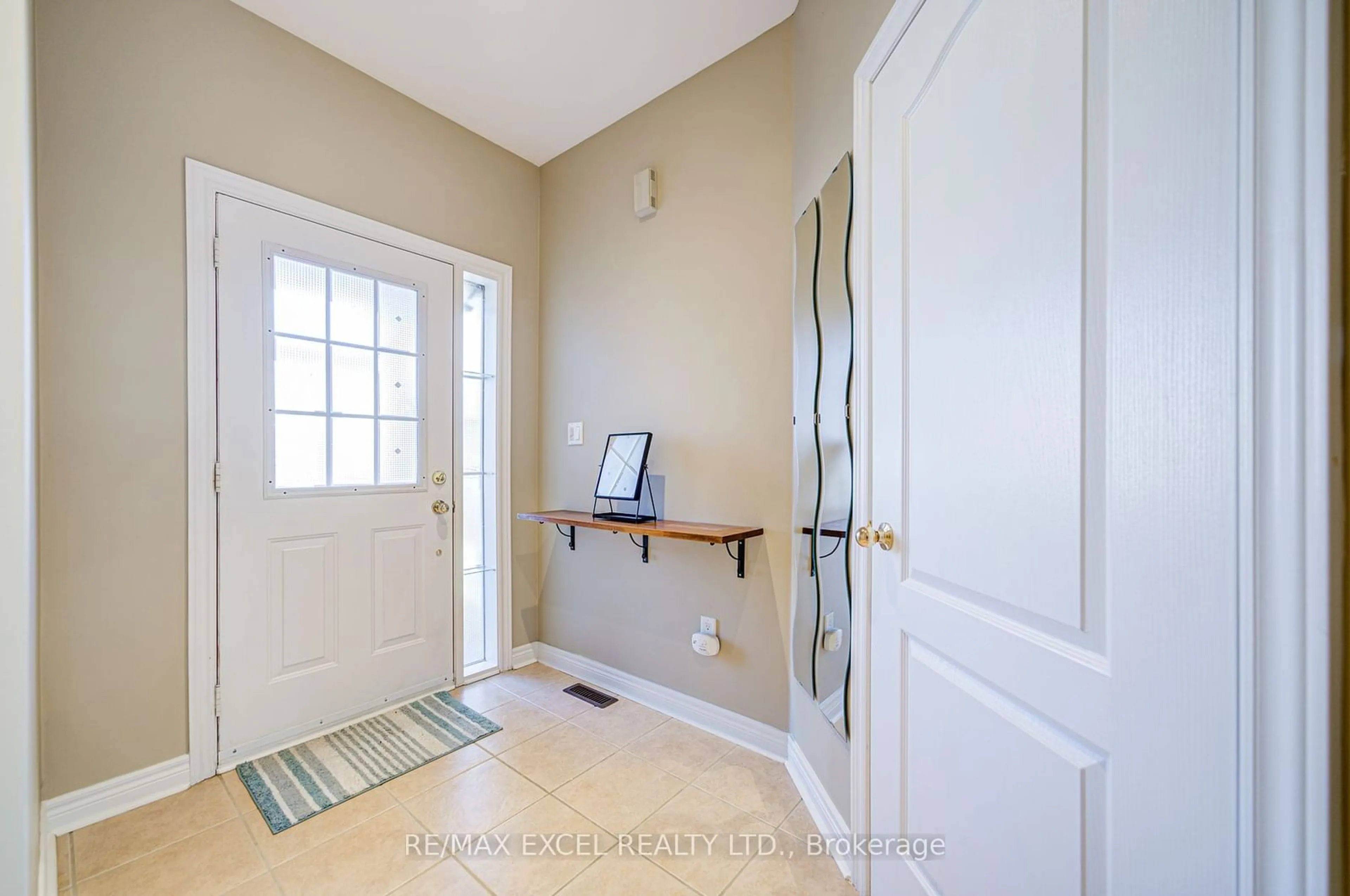 Indoor entryway for 23 Lena Dr, Richmond Hill Ontario L4S 2V4