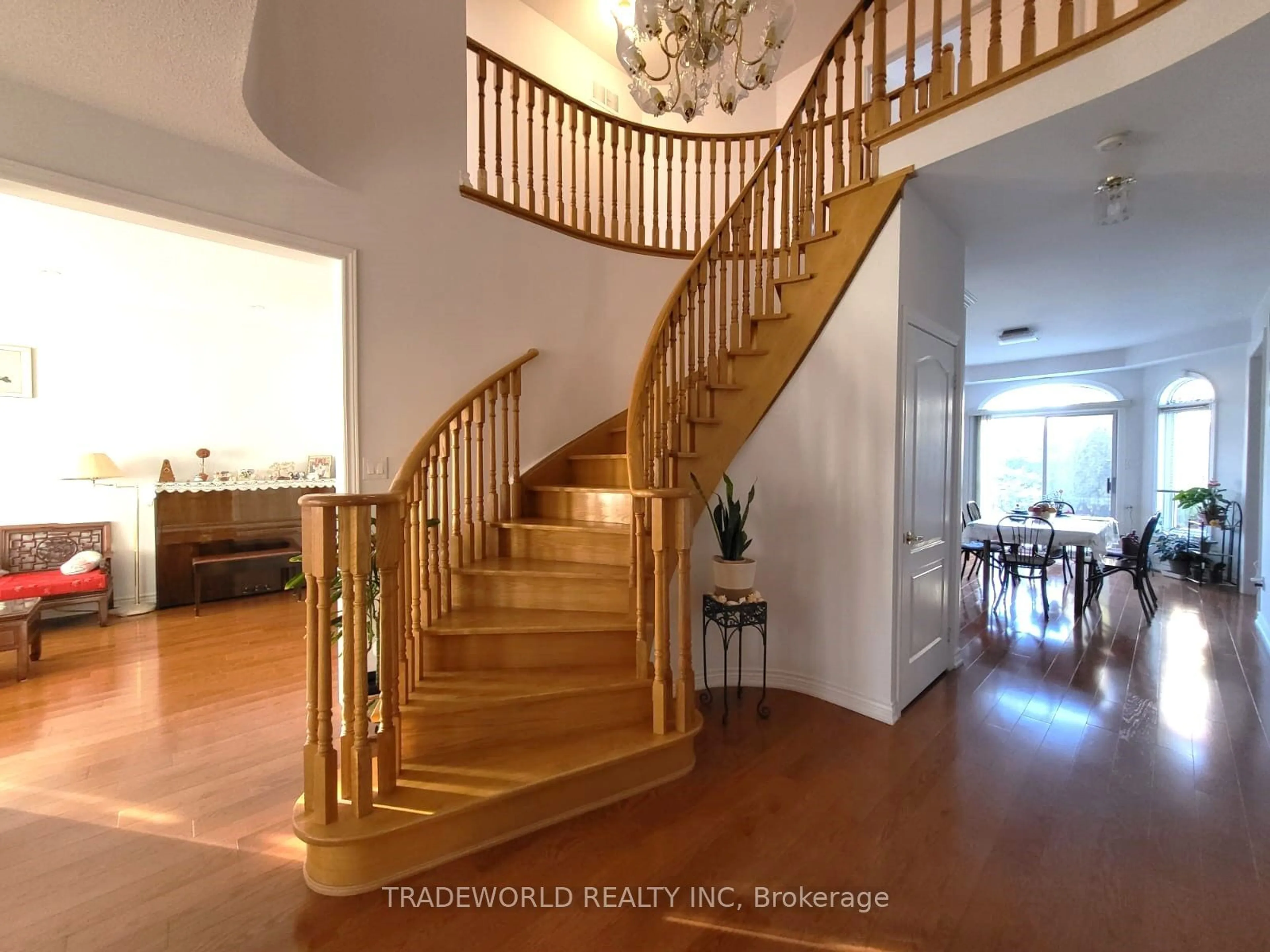 Indoor foyer for 260 Highglen Ave, Markham Ontario L3S 3W3