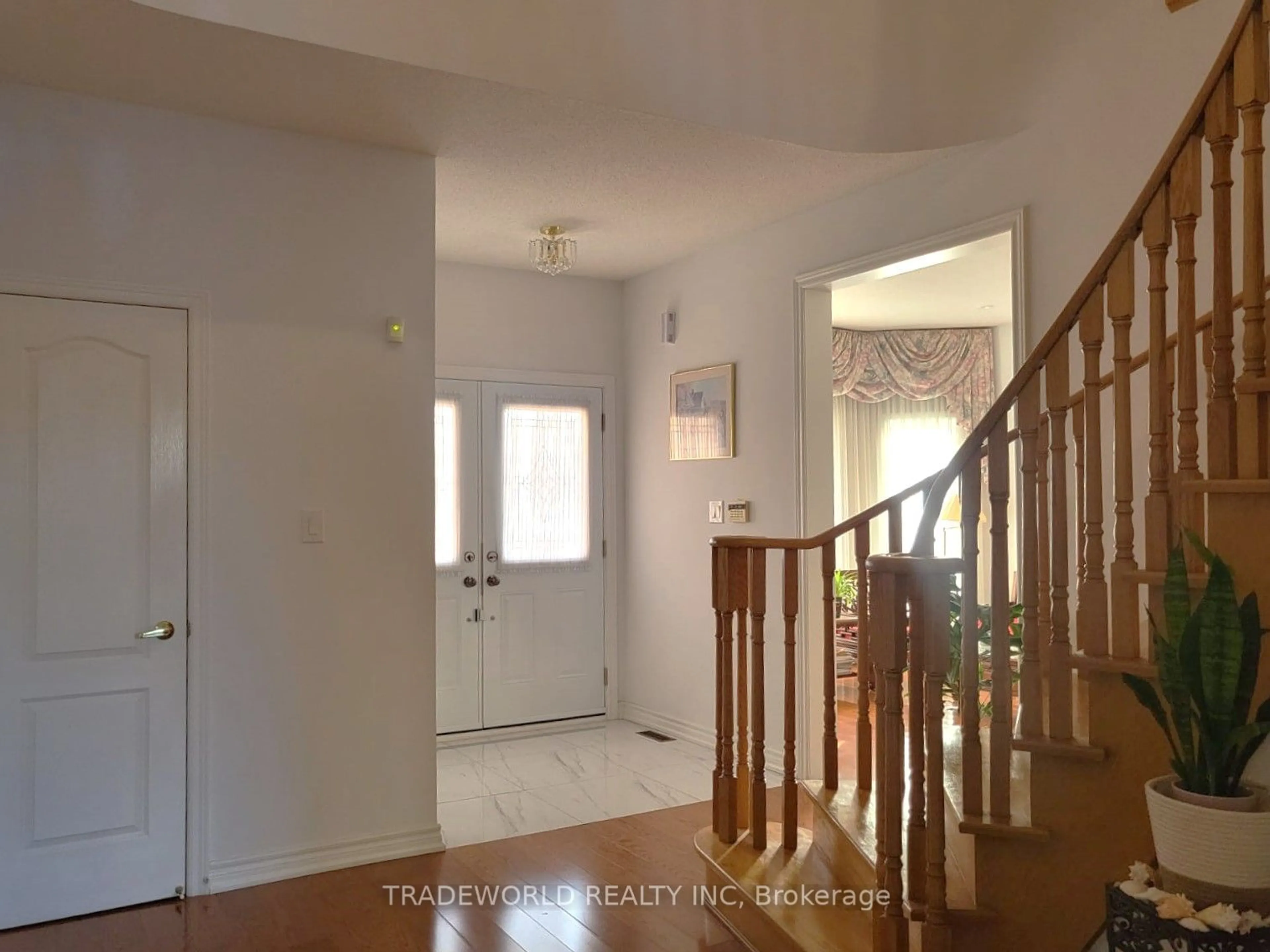 Indoor entryway for 260 Highglen Ave, Markham Ontario L3S 3W3