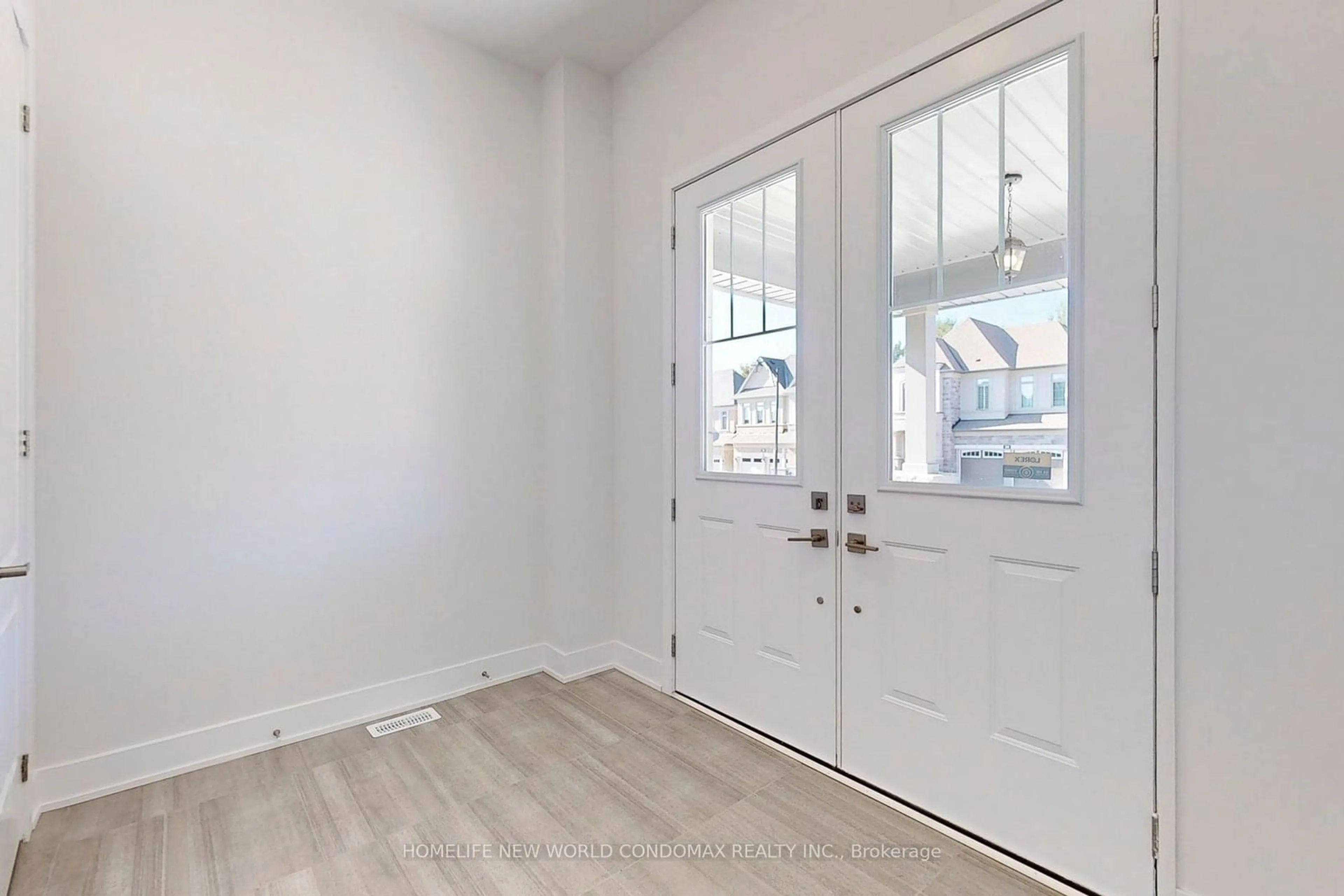 Indoor entryway for 231 Sikura Circ, Aurora Ontario L4G 3Y8