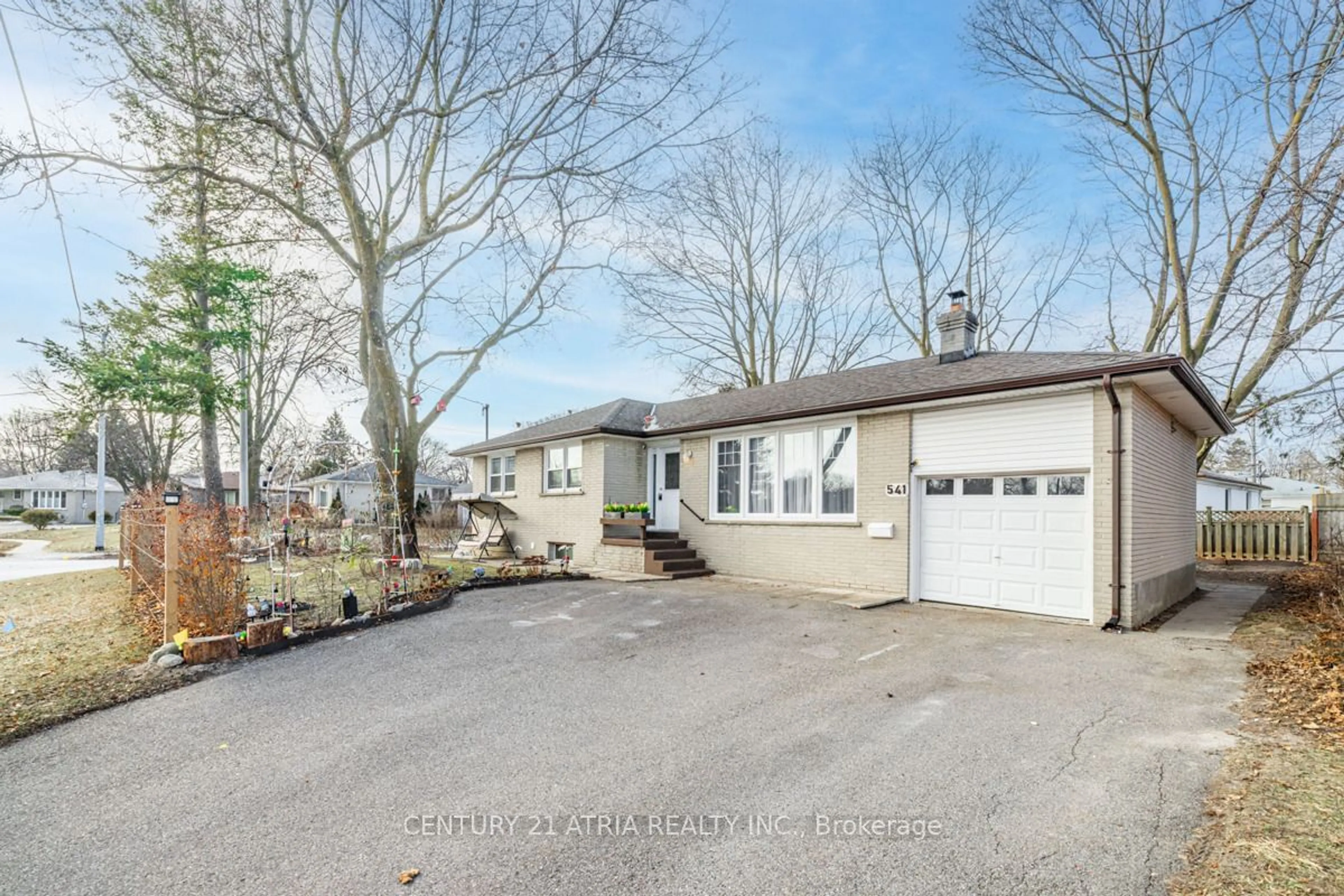 A pic from outside/outdoor area/front of a property/back of a property/a pic from drone, street for 541 Lynett Cres, Richmond Hill Ontario L4C 2V8