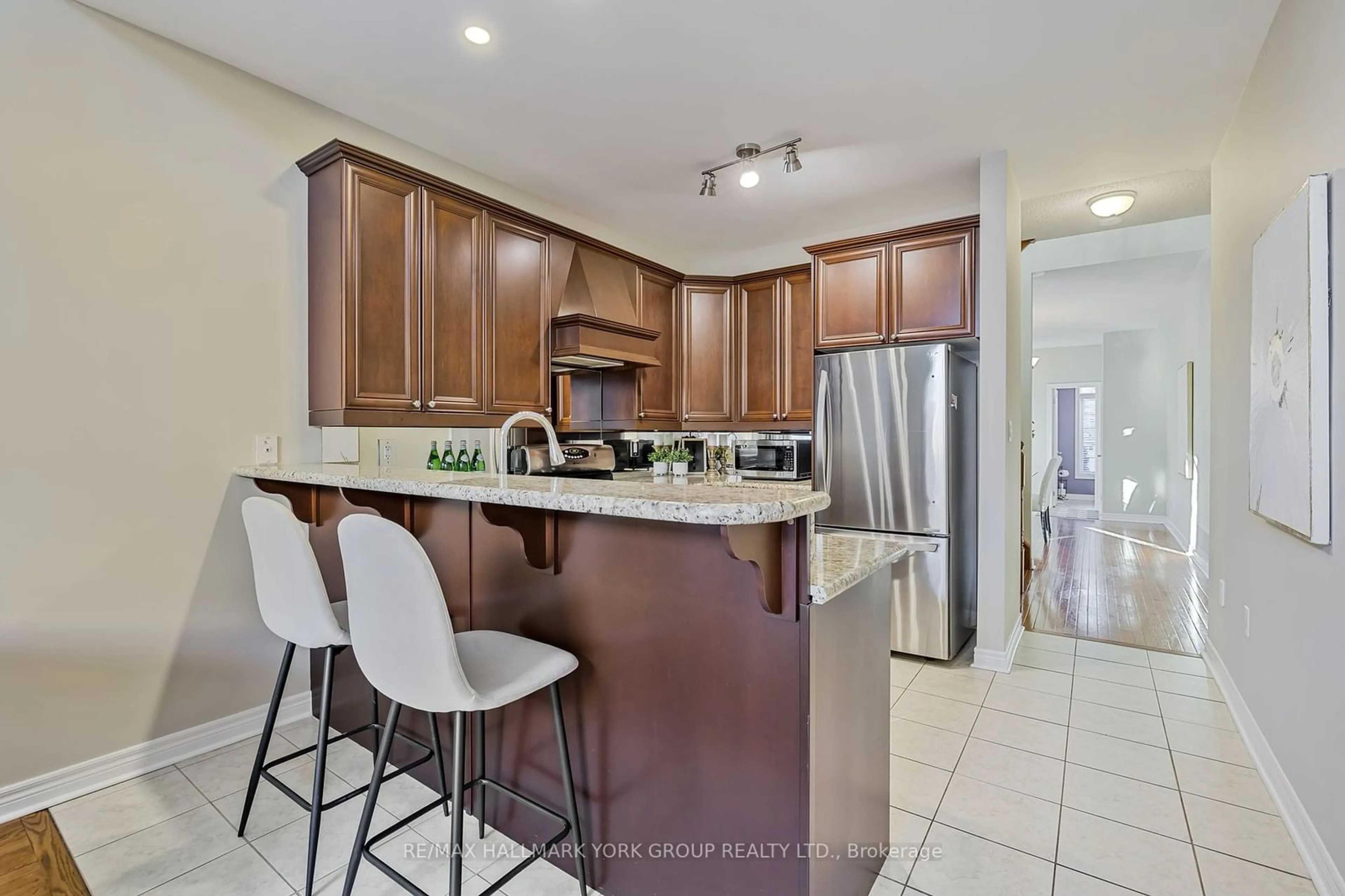 Open concept kitchen, ceramic/tile floor for 607 Tapestry Lane, Newmarket Ontario L3X 3C9