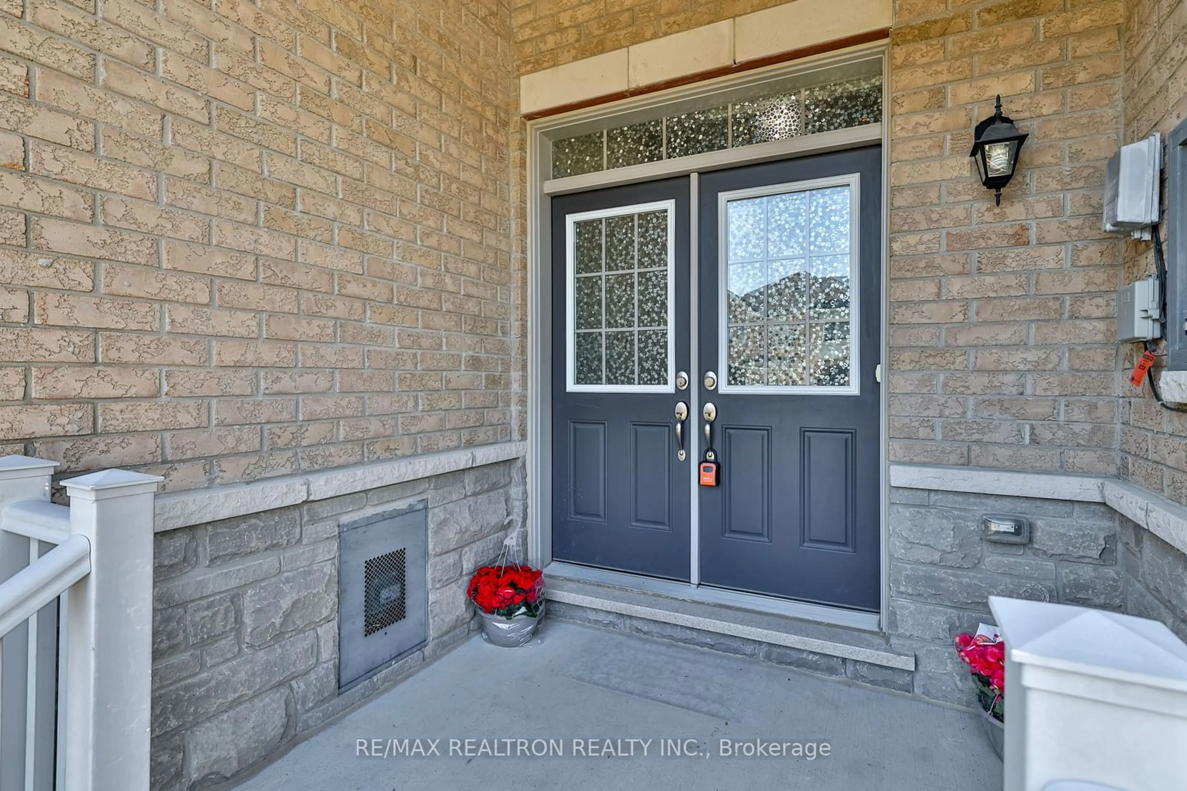 Indoor entryway for 64 Paper Mills Cres, Richmond Hill Ontario L4E 0V4