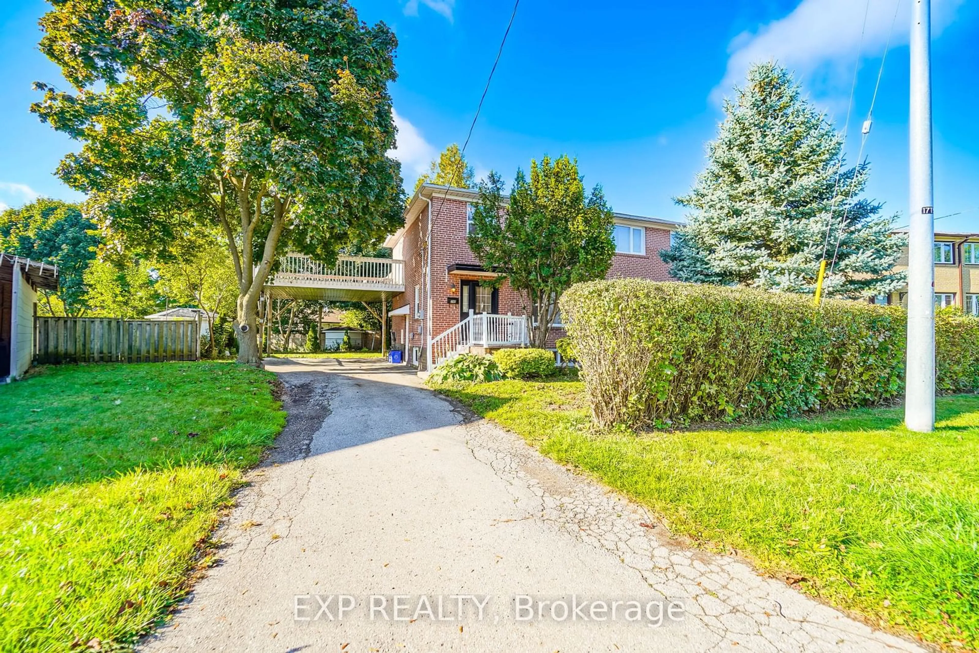 A pic from outside/outdoor area/front of a property/back of a property/a pic from drone, street for 250 Mcconvey Dr, Richmond Hill Ontario L4C 3K2