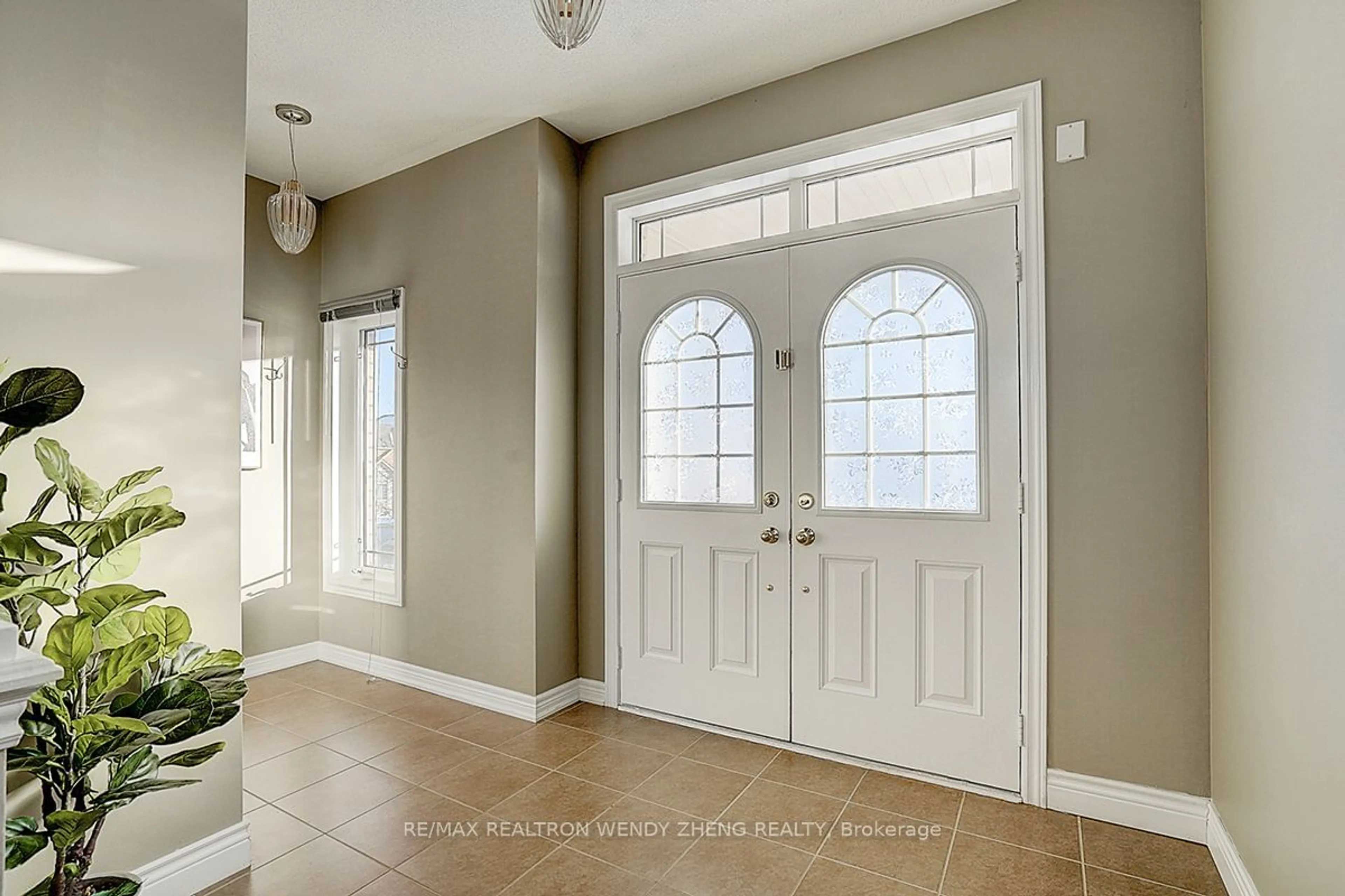 Indoor entryway for 48 Paulgrave Ave, Georgina Ontario L4P 0B7