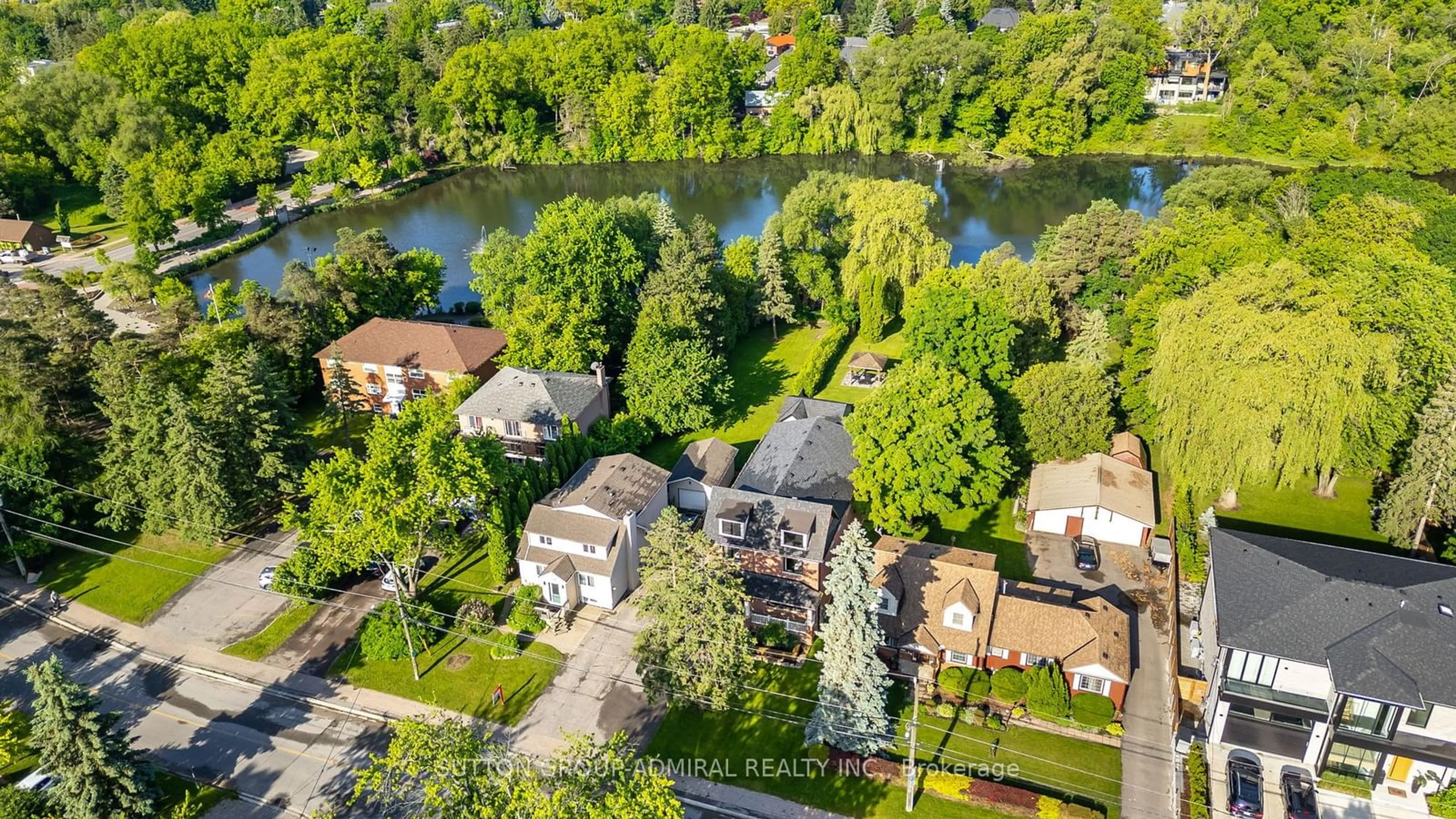 A pic from outside/outdoor area/front of a property/back of a property/a pic from drone, water/lake/river/ocean view for 114 Wood Lane, Richmond Hill Ontario L4C 4W1