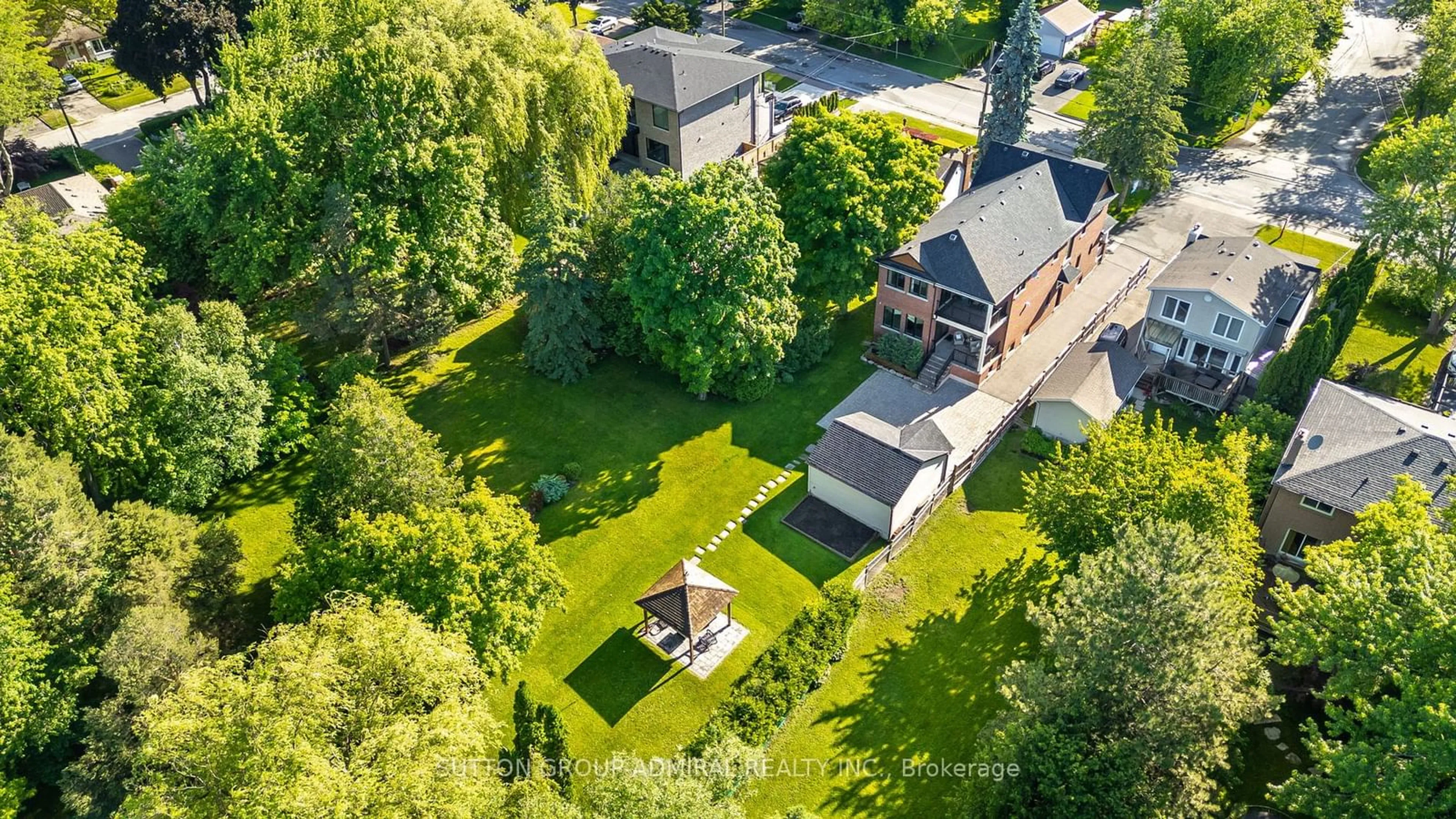 A pic from outside/outdoor area/front of a property/back of a property/a pic from drone, street for 114 Wood Lane, Richmond Hill Ontario L4C 4W1