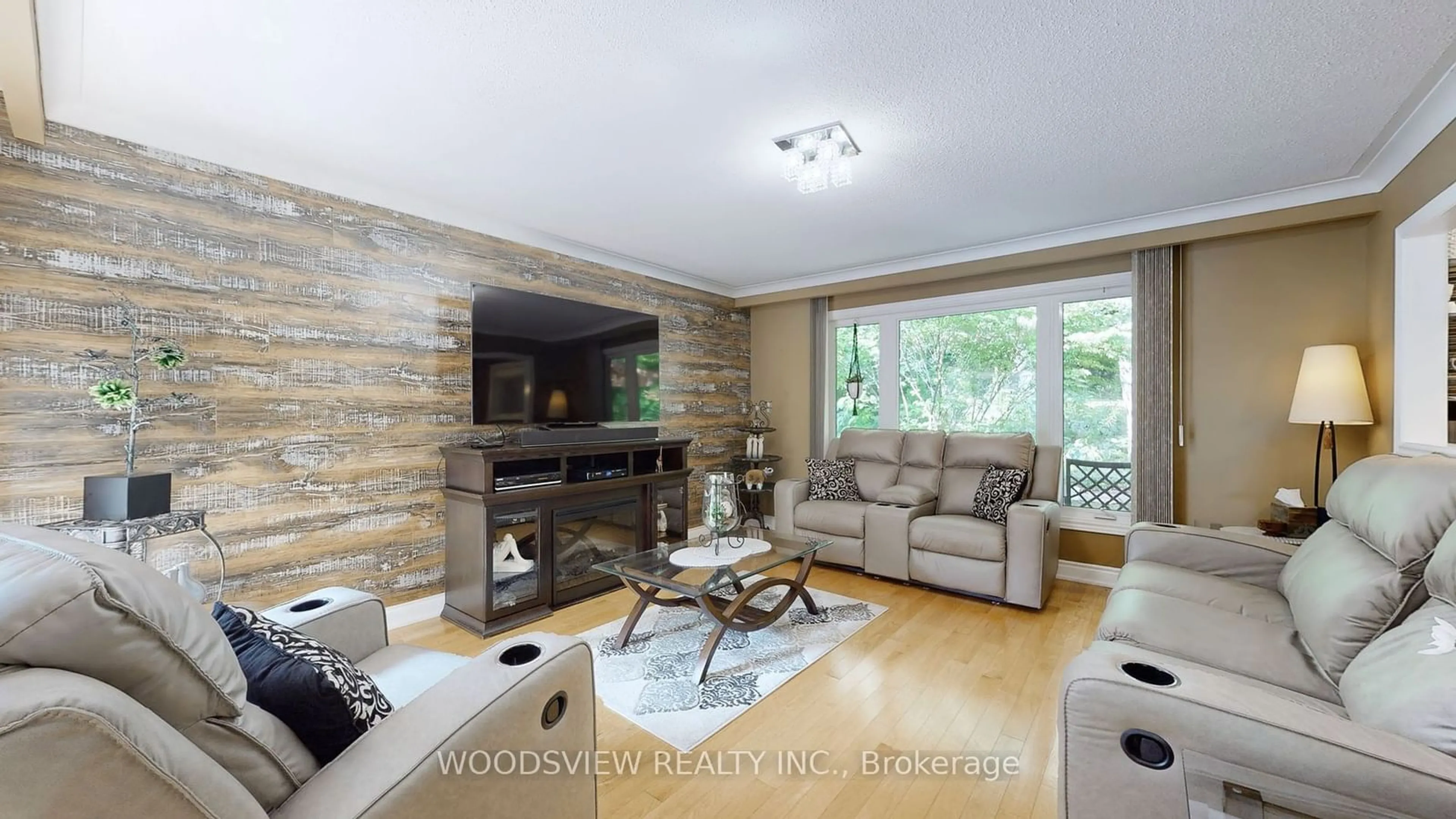 Living room with furniture, wood/laminate floor for 250 Kingscross Dr, King Ontario L7B 1E7