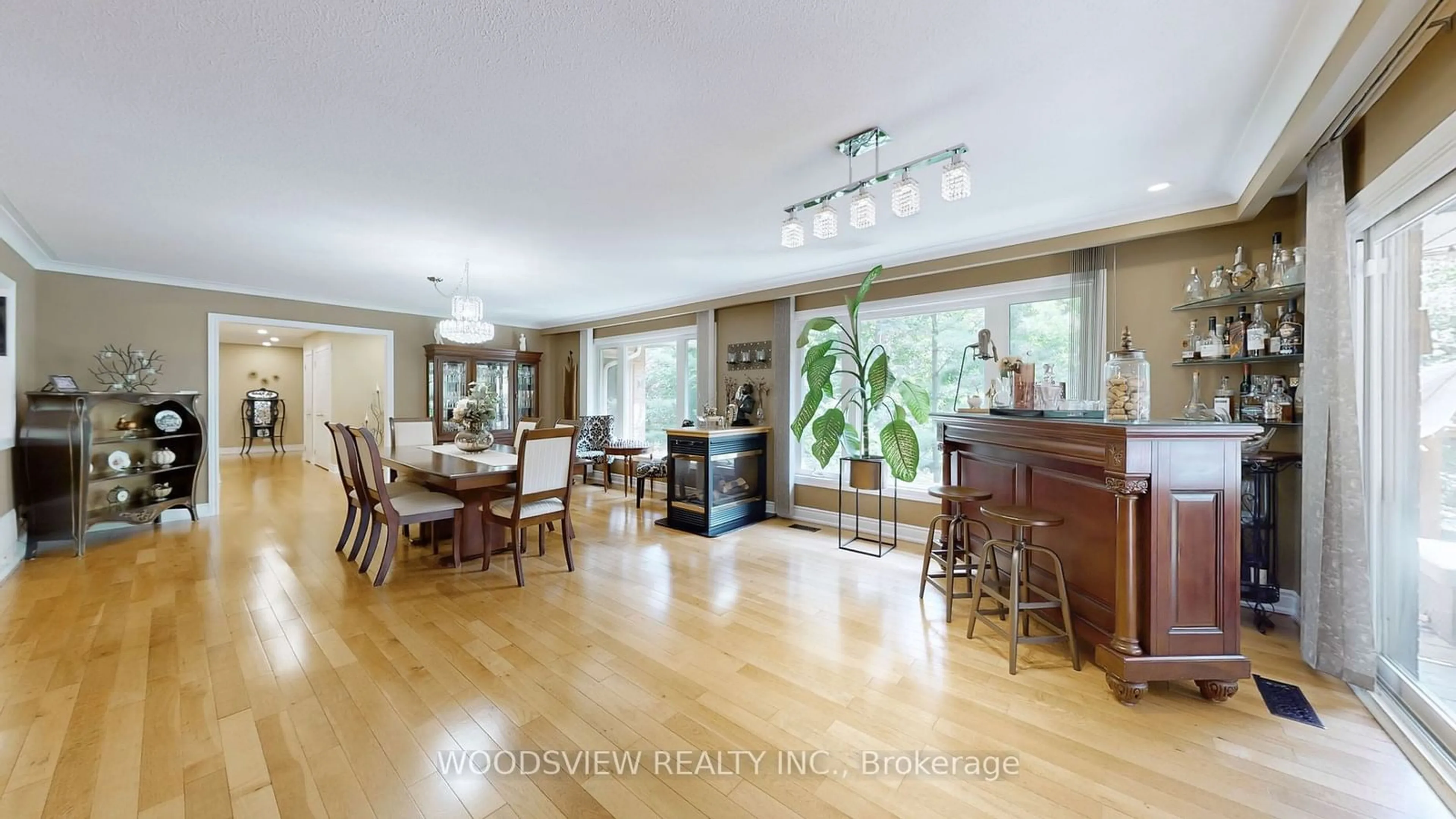 Dining room, wood/laminate floor for 250 Kingscross Dr, King Ontario L7B 1E7