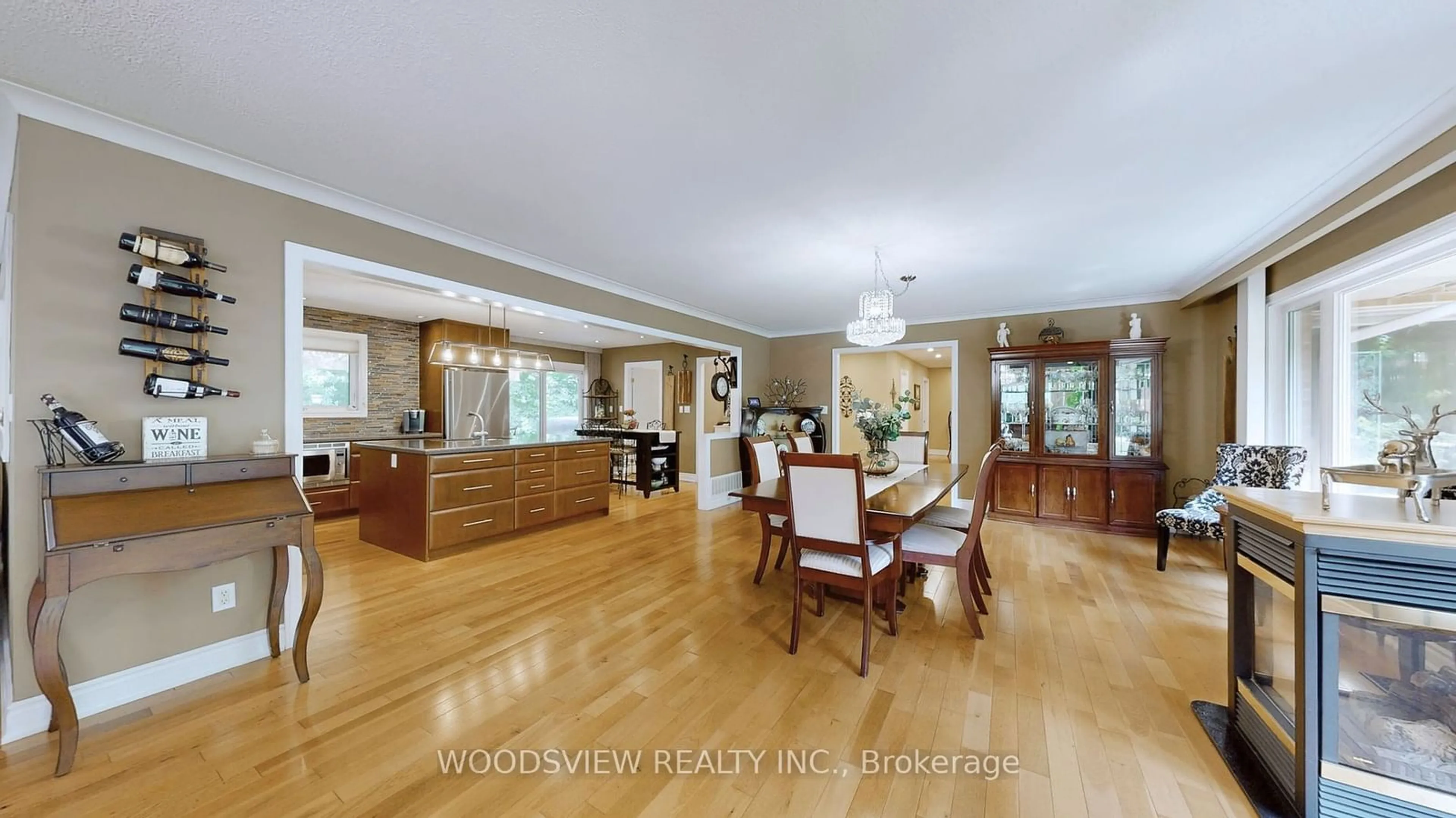 Dining room, wood/laminate floor for 250 Kingscross Dr, King Ontario L7B 1E7