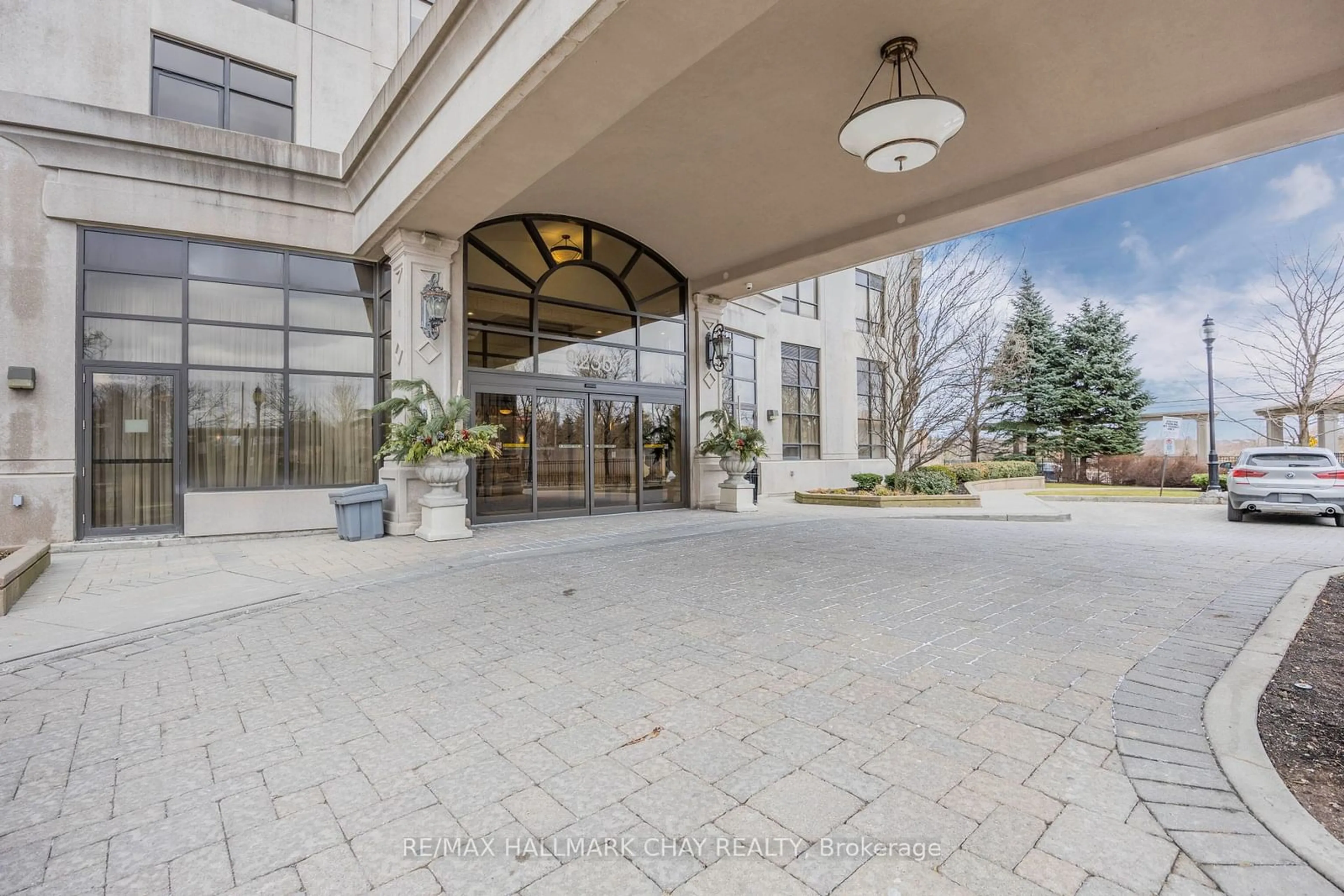 Indoor foyer for 9235 Jane St #1605, Vaughan Ontario L6A 0J8