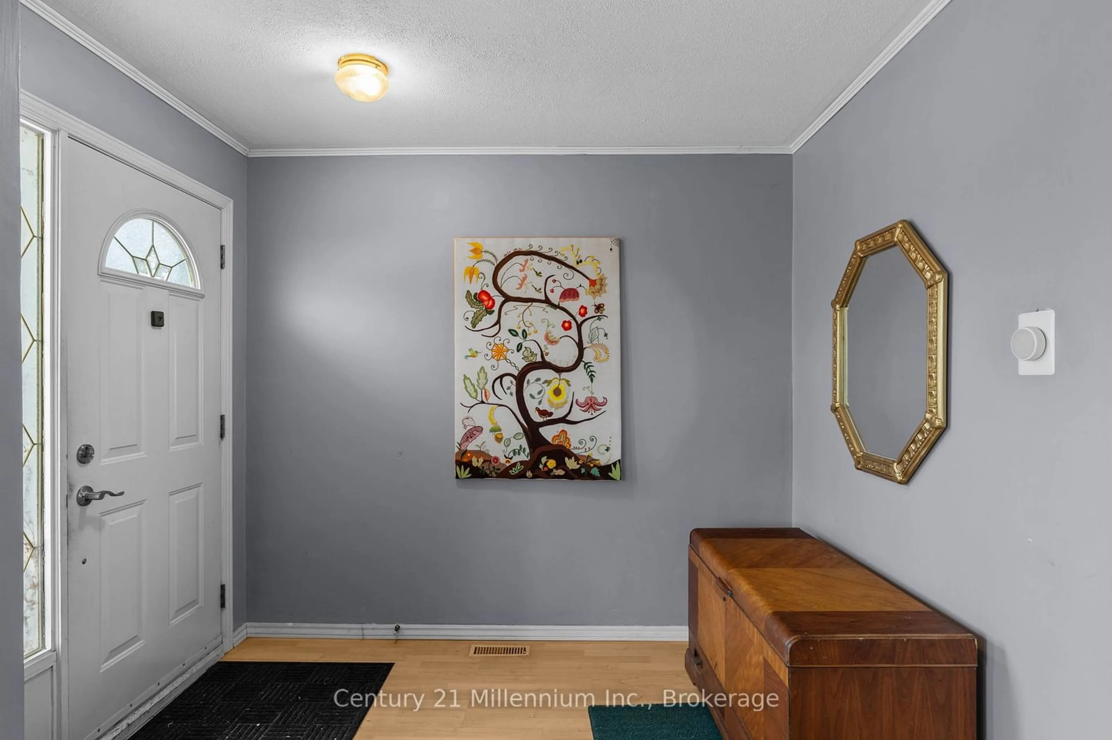 Indoor entryway for 750 Elgin St, Newmarket Ontario L3Y 3B8