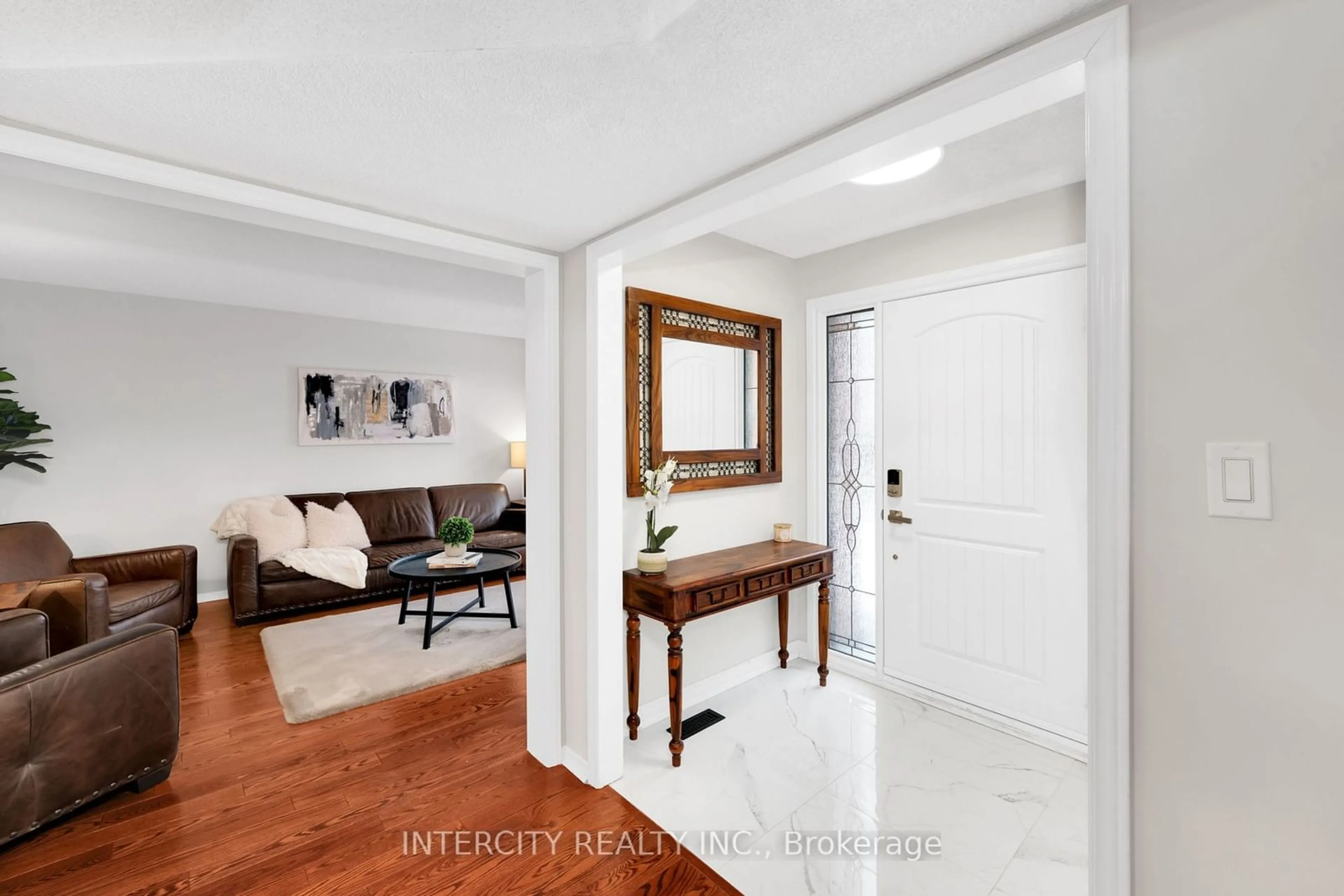 Indoor entryway for 514 Keith Ave, Newmarket Ontario L3X 1V4