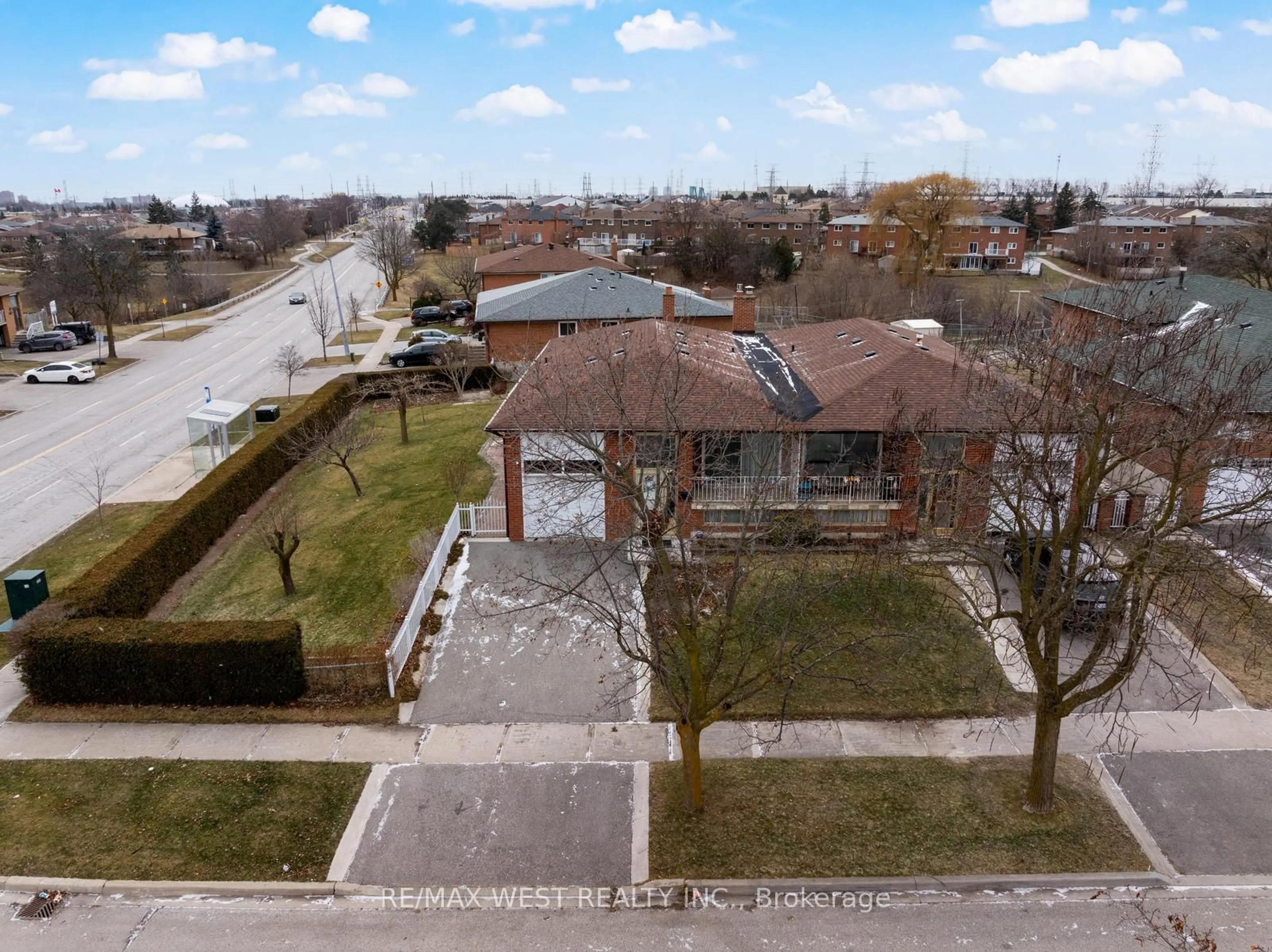 A pic from outside/outdoor area/front of a property/back of a property/a pic from drone, street for 7 Harris Cres, Vaughan Ontario L4L 1R7