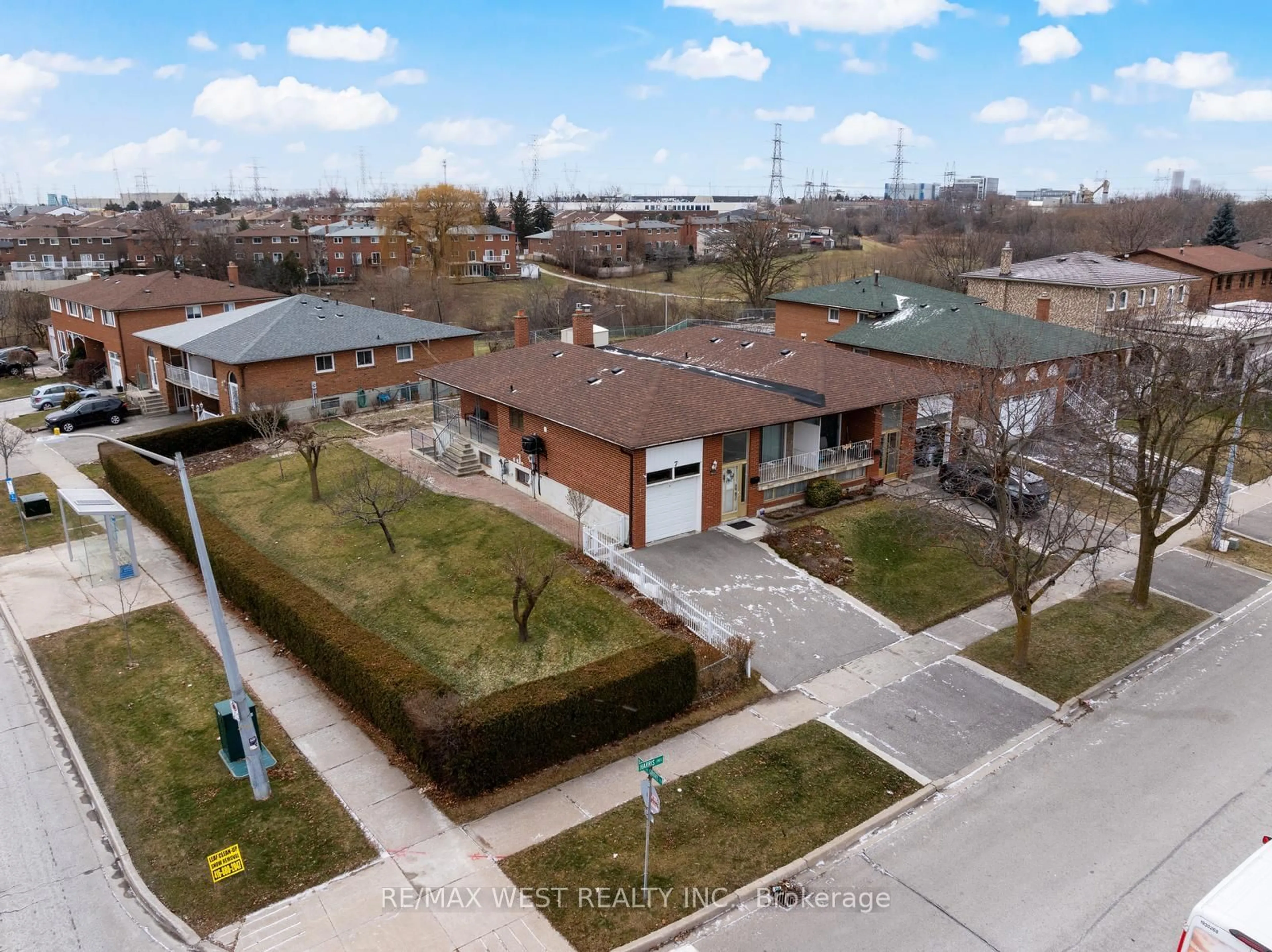 A pic from outside/outdoor area/front of a property/back of a property/a pic from drone, building for 7 Harris Cres, Vaughan Ontario L4L 1R7