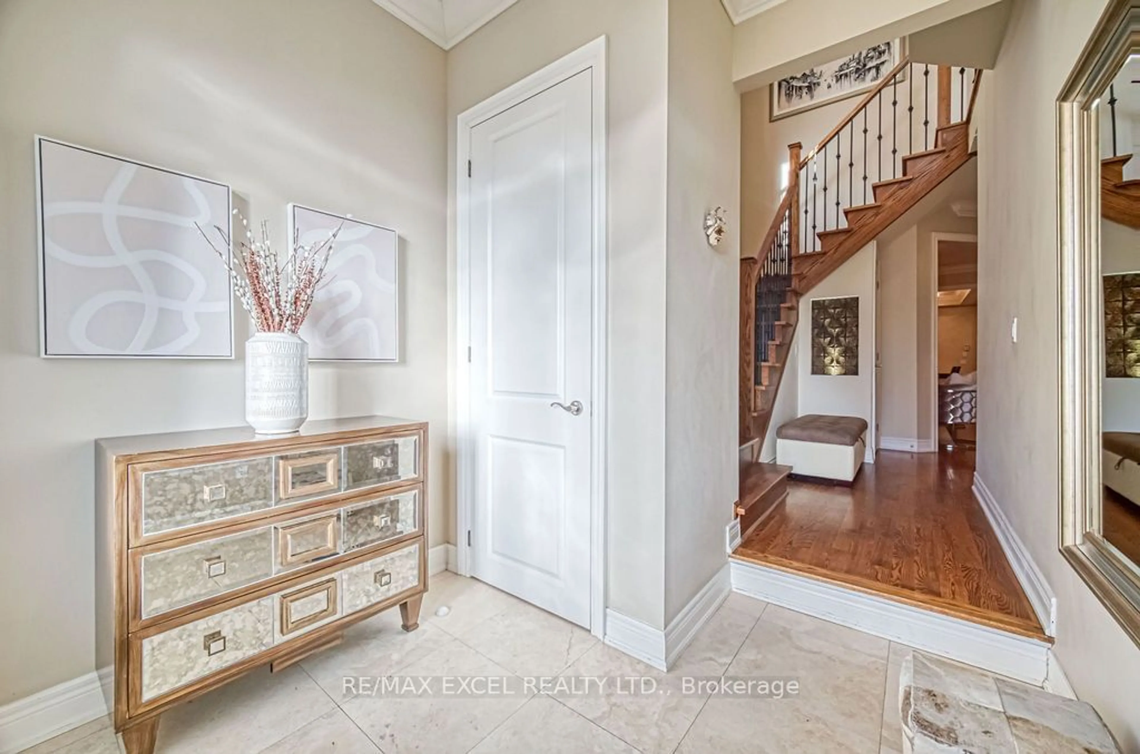 Indoor entryway for 166 Townsgate Dr, Vaughan Ontario L4J 8J5