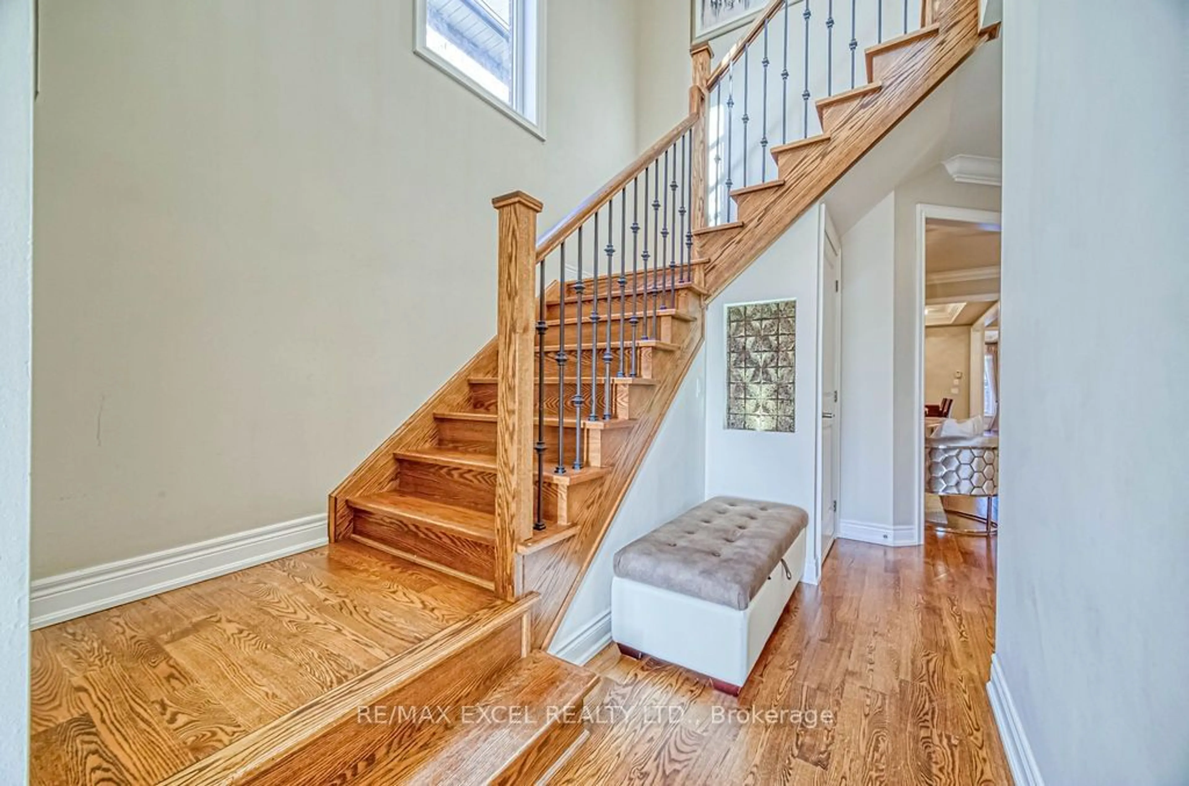 Stairs for 166 Townsgate Dr, Vaughan Ontario L4J 8J5