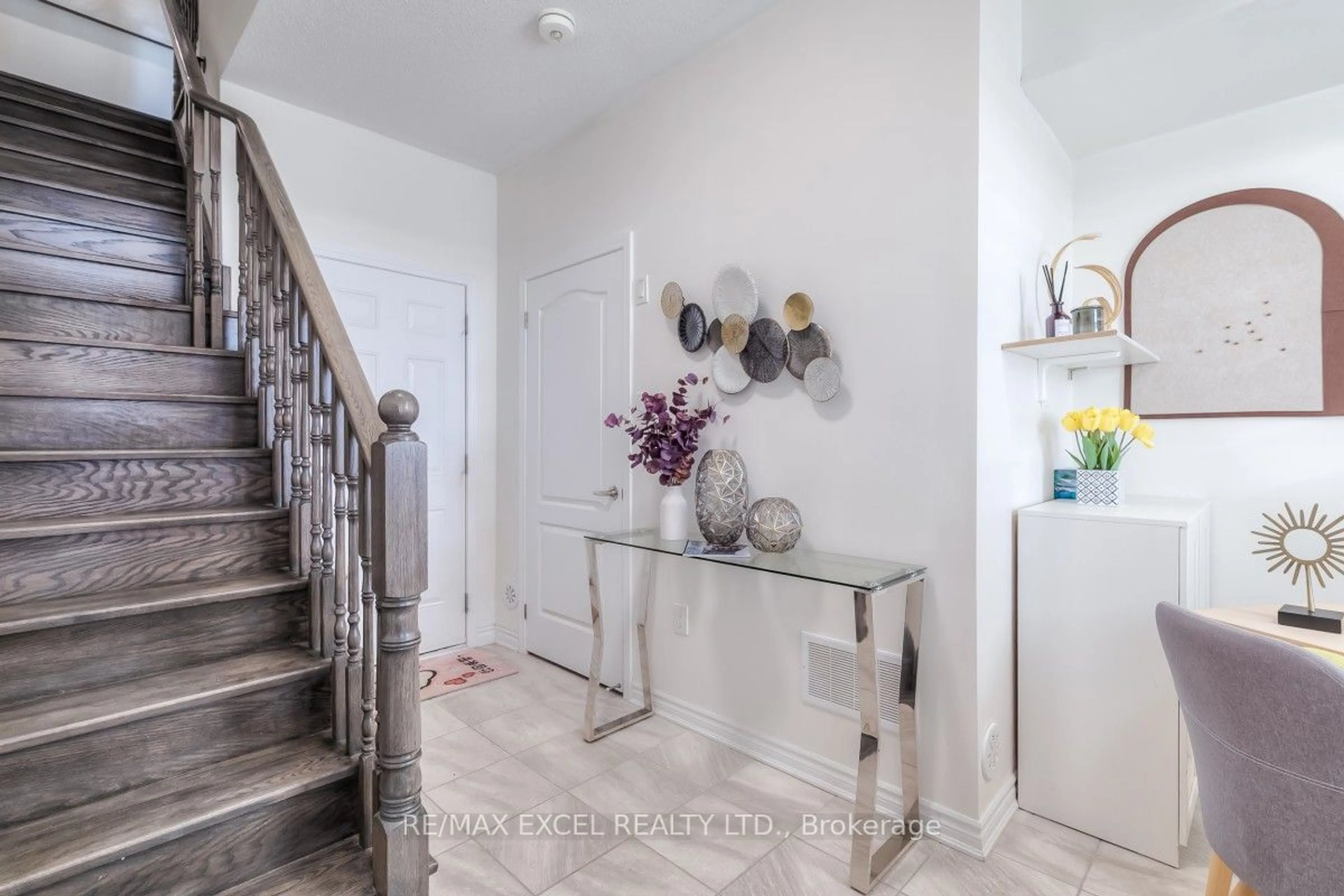 Indoor entryway for 386 Arthur Bonner Ave, Markham Ontario L6B 0R1