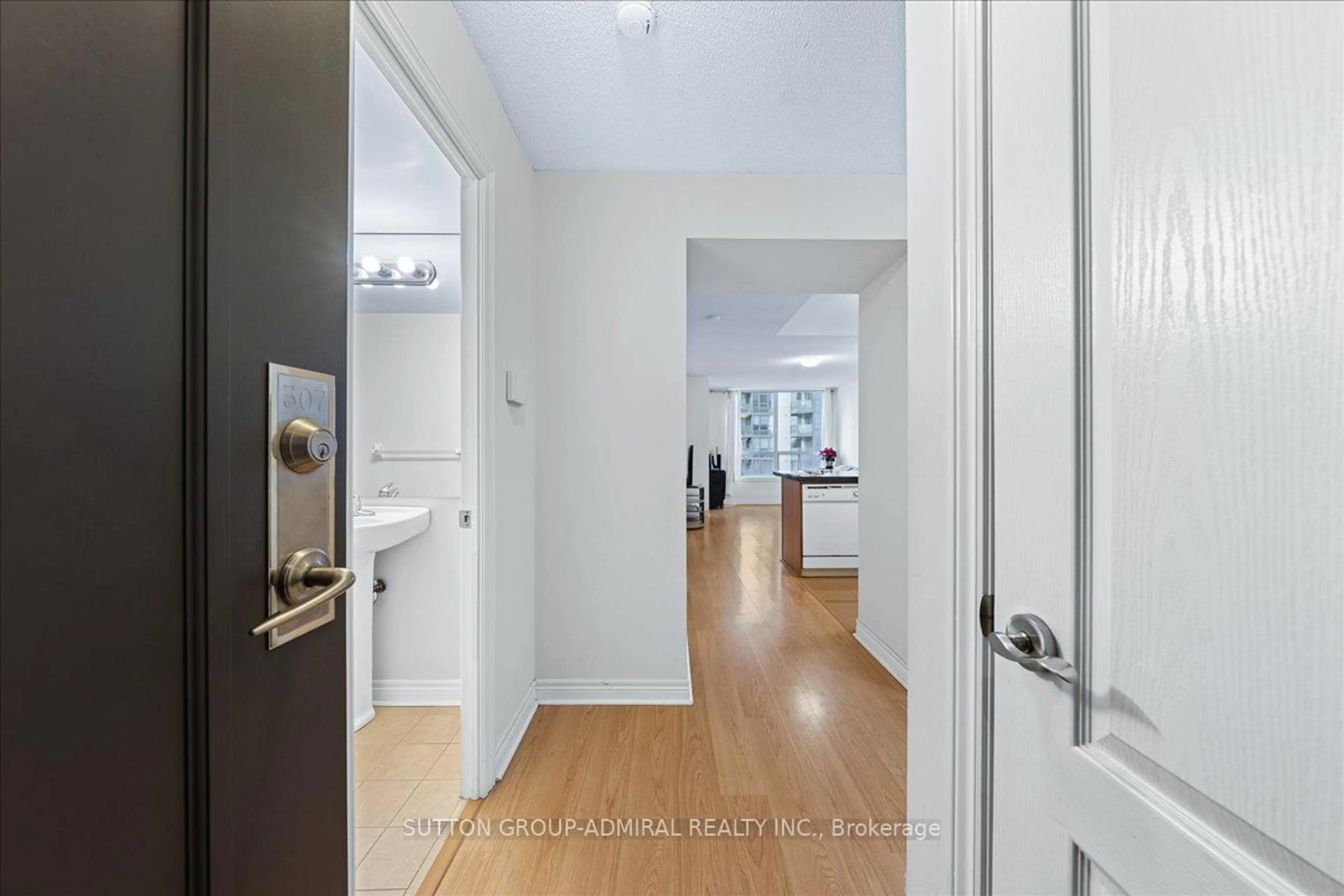 Indoor entryway for 50 Disera Dr #307, Vaughan Ontario L4J 9E9