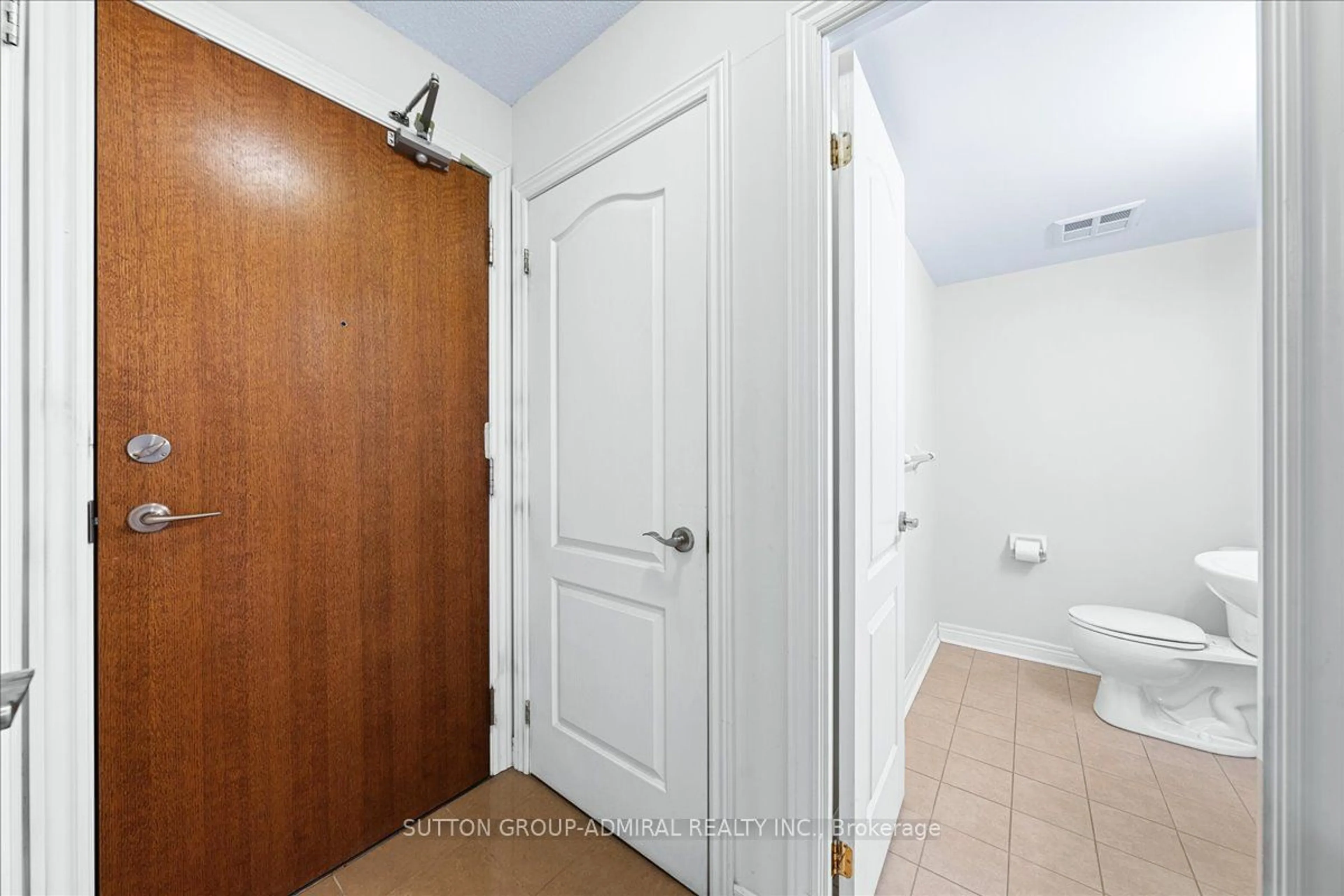 Indoor entryway for 50 Disera Dr #307, Vaughan Ontario L4J 9E9