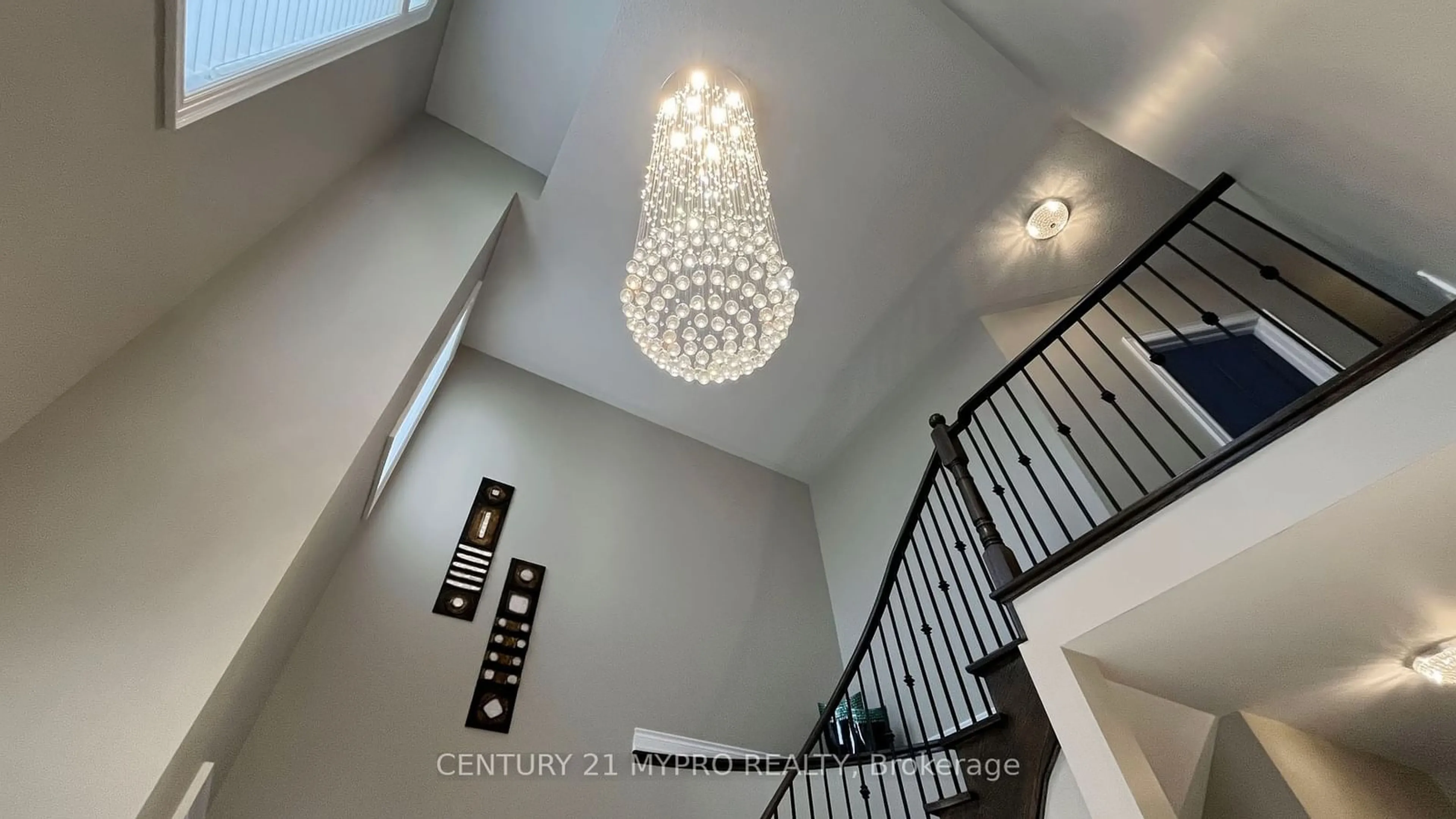 Indoor foyer for 17 Magdalan Cres, Richmond Hill Ontario L4E 0W4