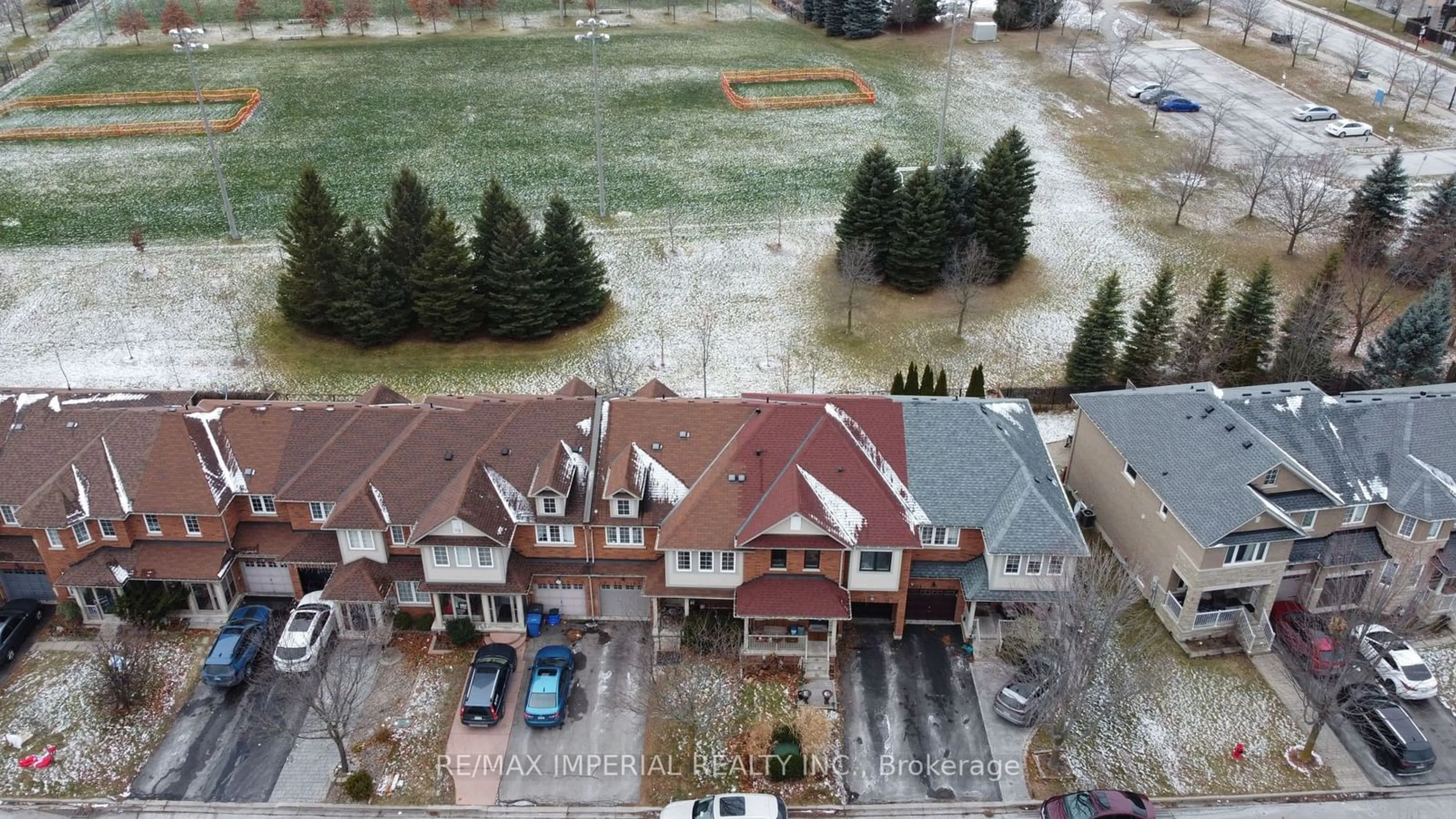 A pic from outside/outdoor area/front of a property/back of a property/a pic from drone, building for 282 Coachwhip Tr, Newmarket Ontario L3X 2Y4