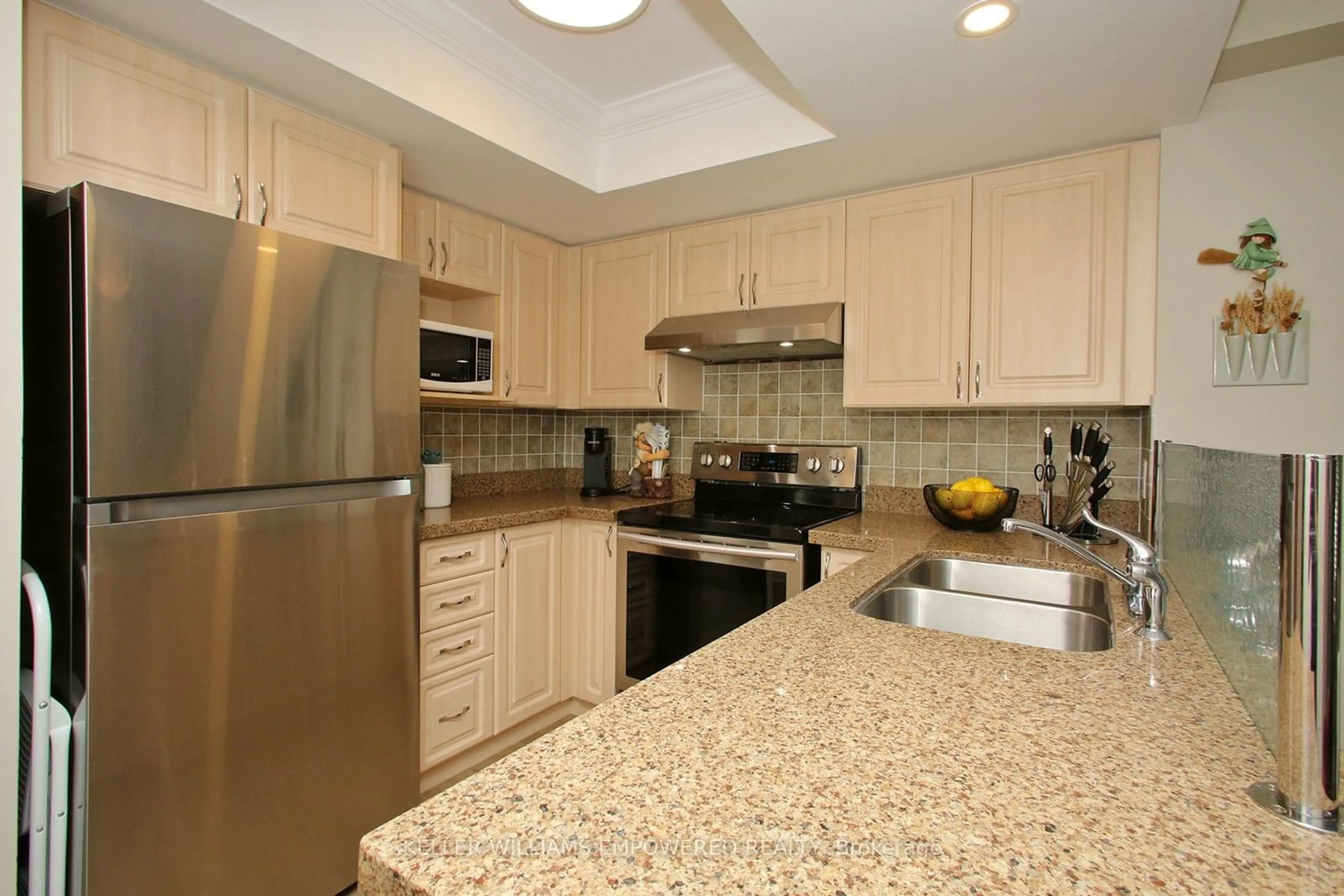 Standard kitchen, ceramic/tile floor for 900 Bogart Mill Tr #413, Newmarket Ontario L3Y 8V5