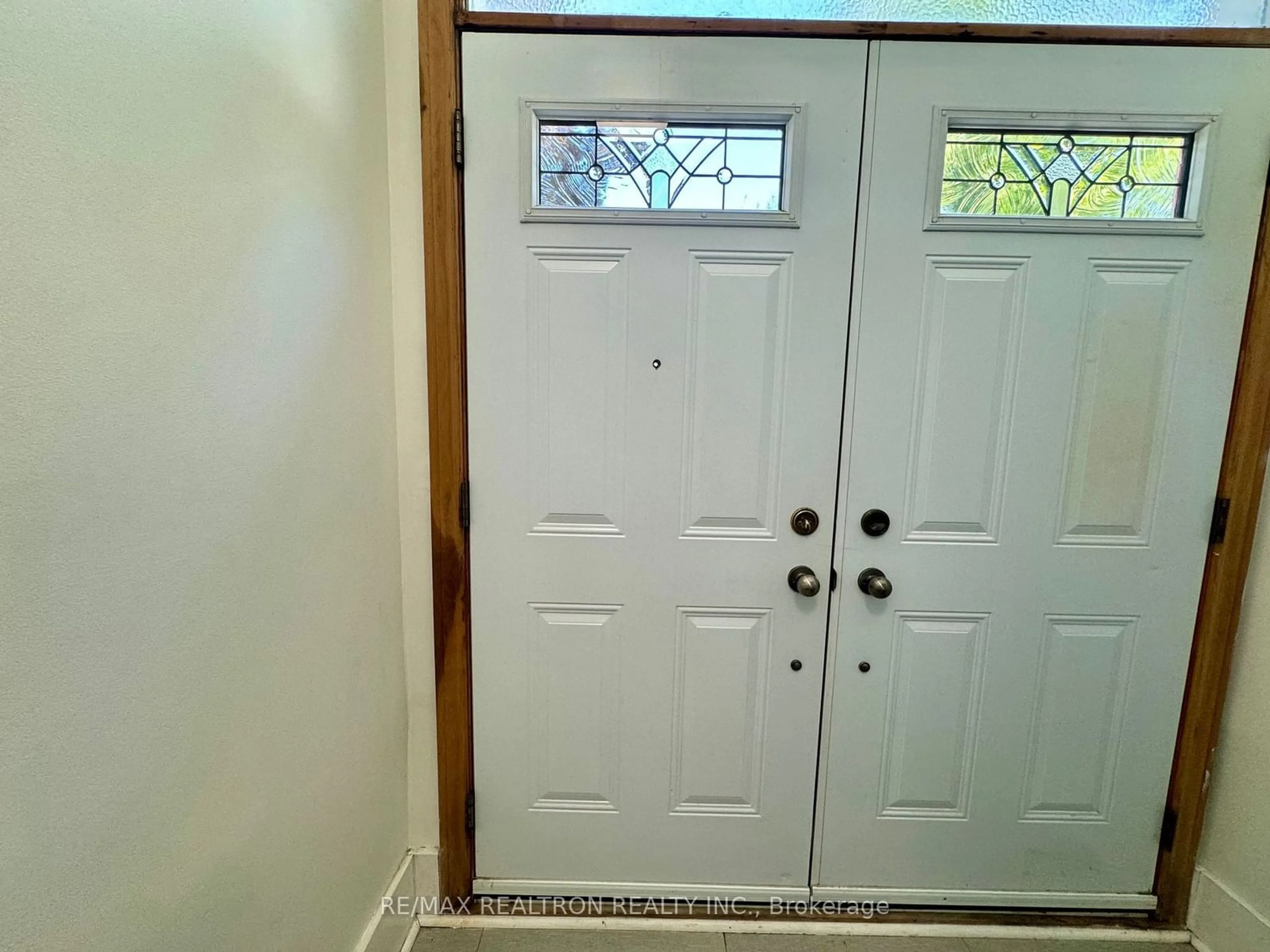 Indoor entryway for 773 Elgin St, Newmarket Ontario L3Y 3B9