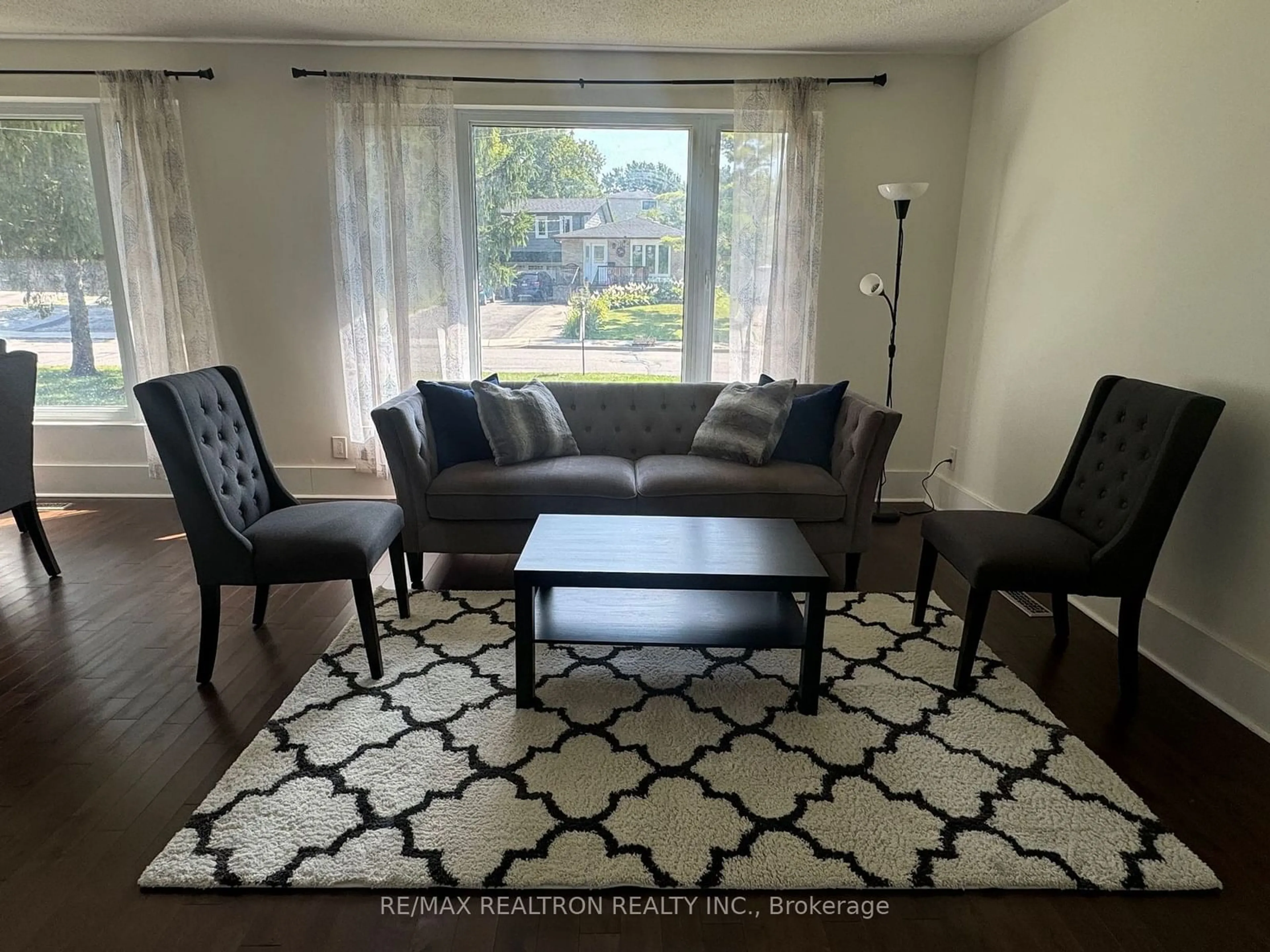 Living room with furniture, unknown for 773 Elgin St, Newmarket Ontario L3Y 3B9