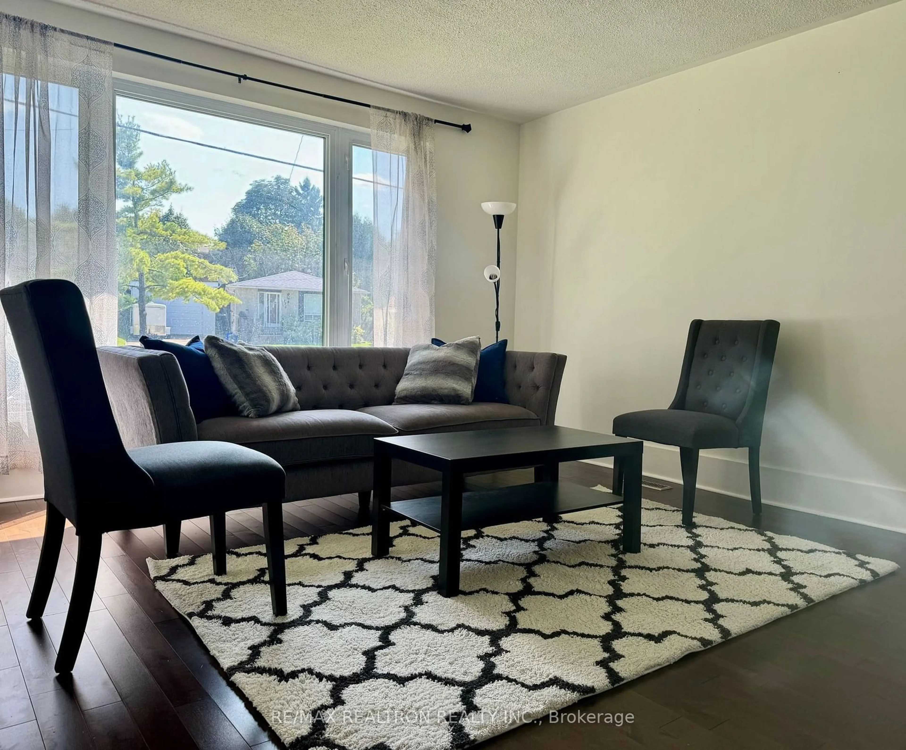 Living room with furniture, wood/laminate floor for 773 Elgin St, Newmarket Ontario L3Y 3B9