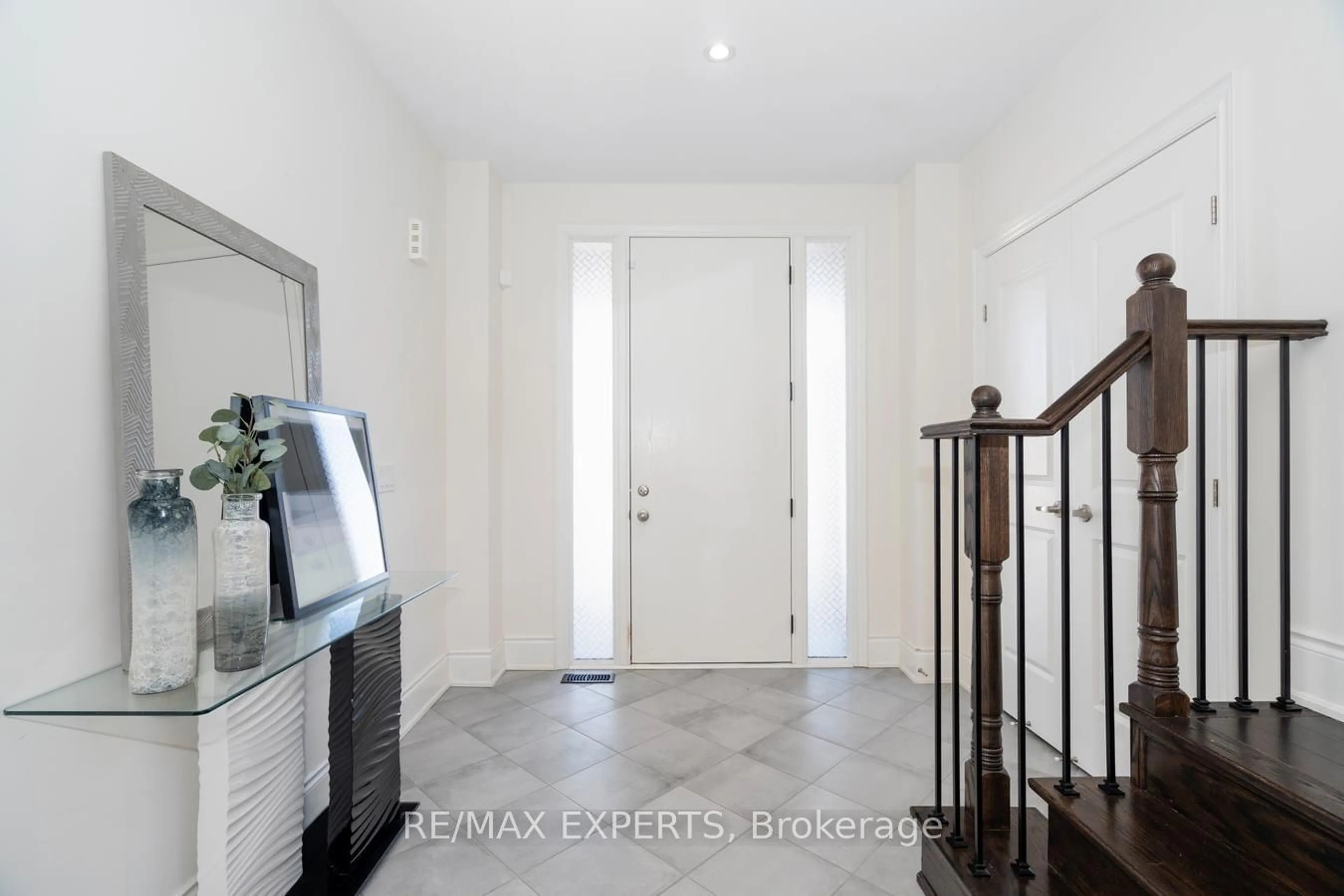 Indoor entryway for 89 Forest Edge Cres, East Gwillimbury Ontario L9N 1R6