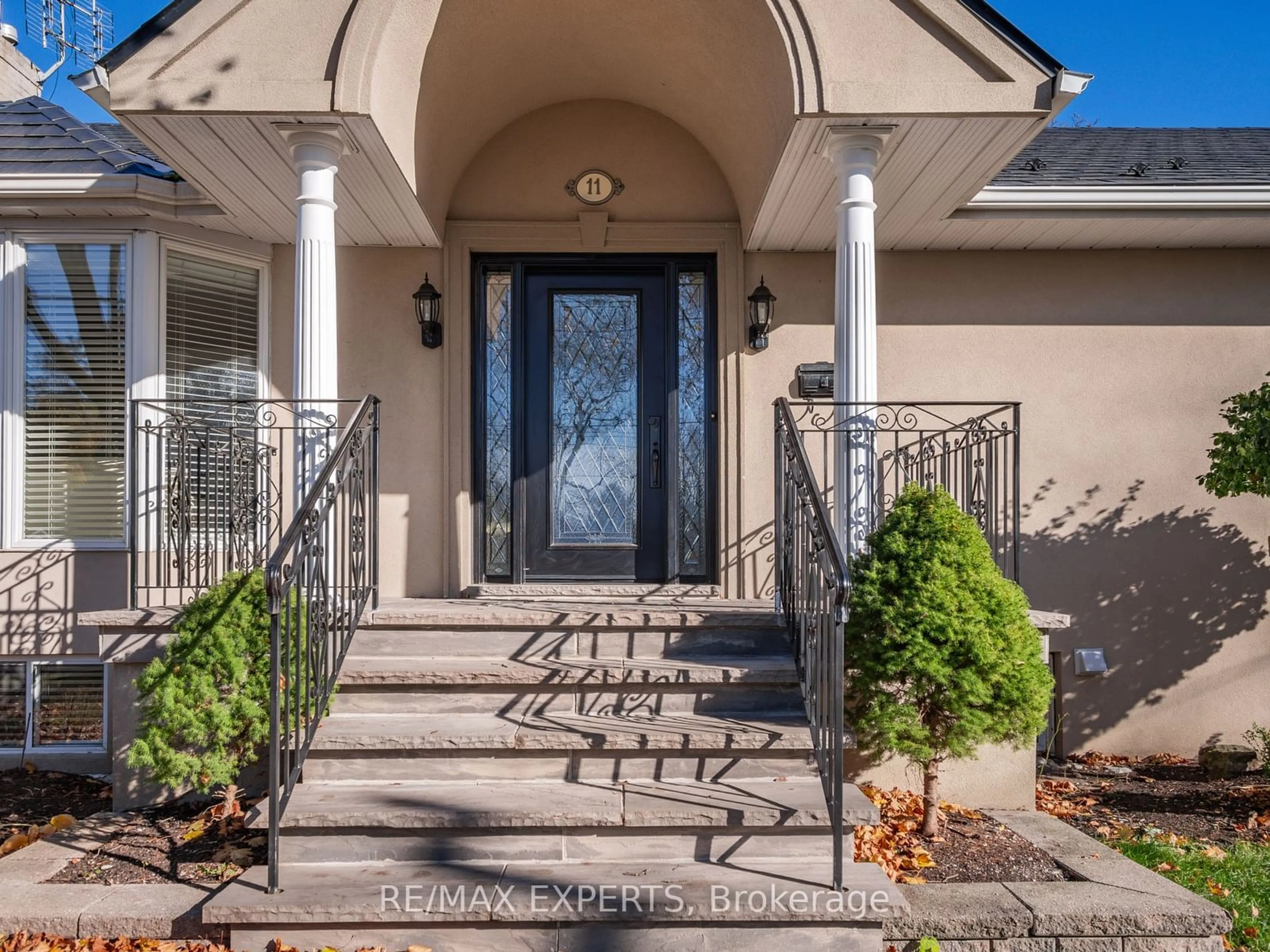 Indoor entryway for 11 Knollside Dr, Richmond Hill Ontario L4C 4W7