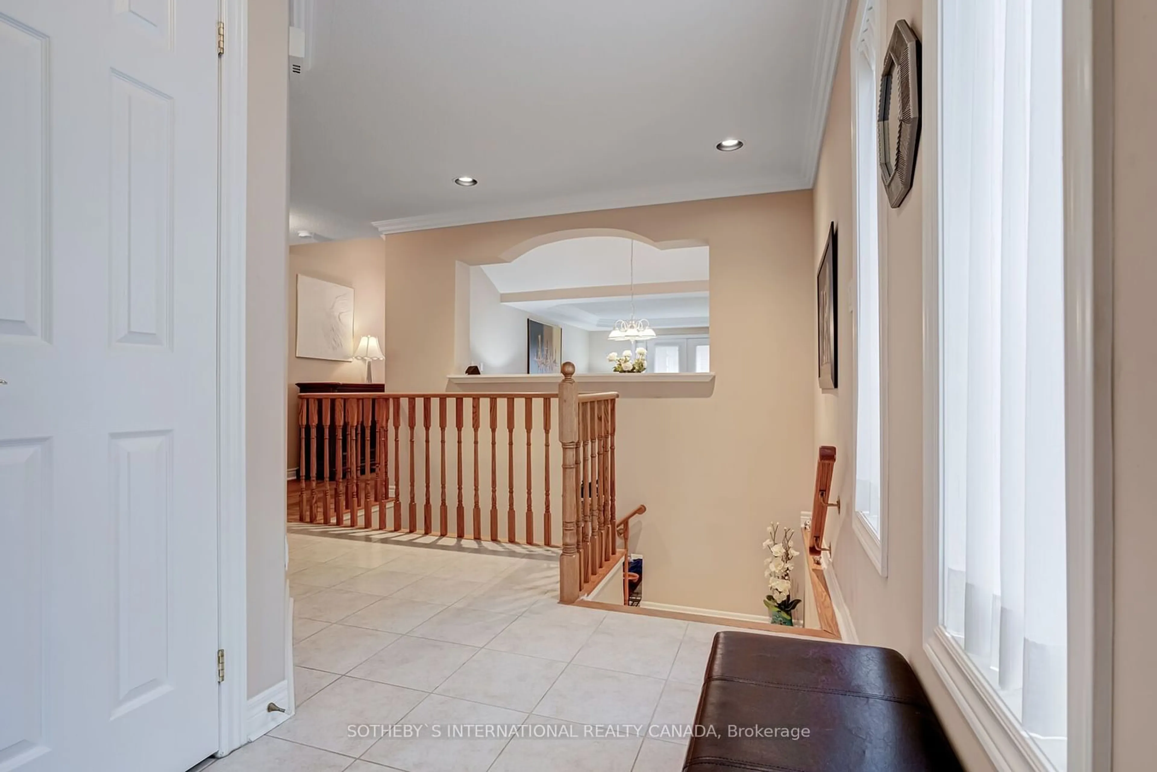 Indoor foyer for 14 Artisan Lane, New Tecumseth Ontario L9R 2G1