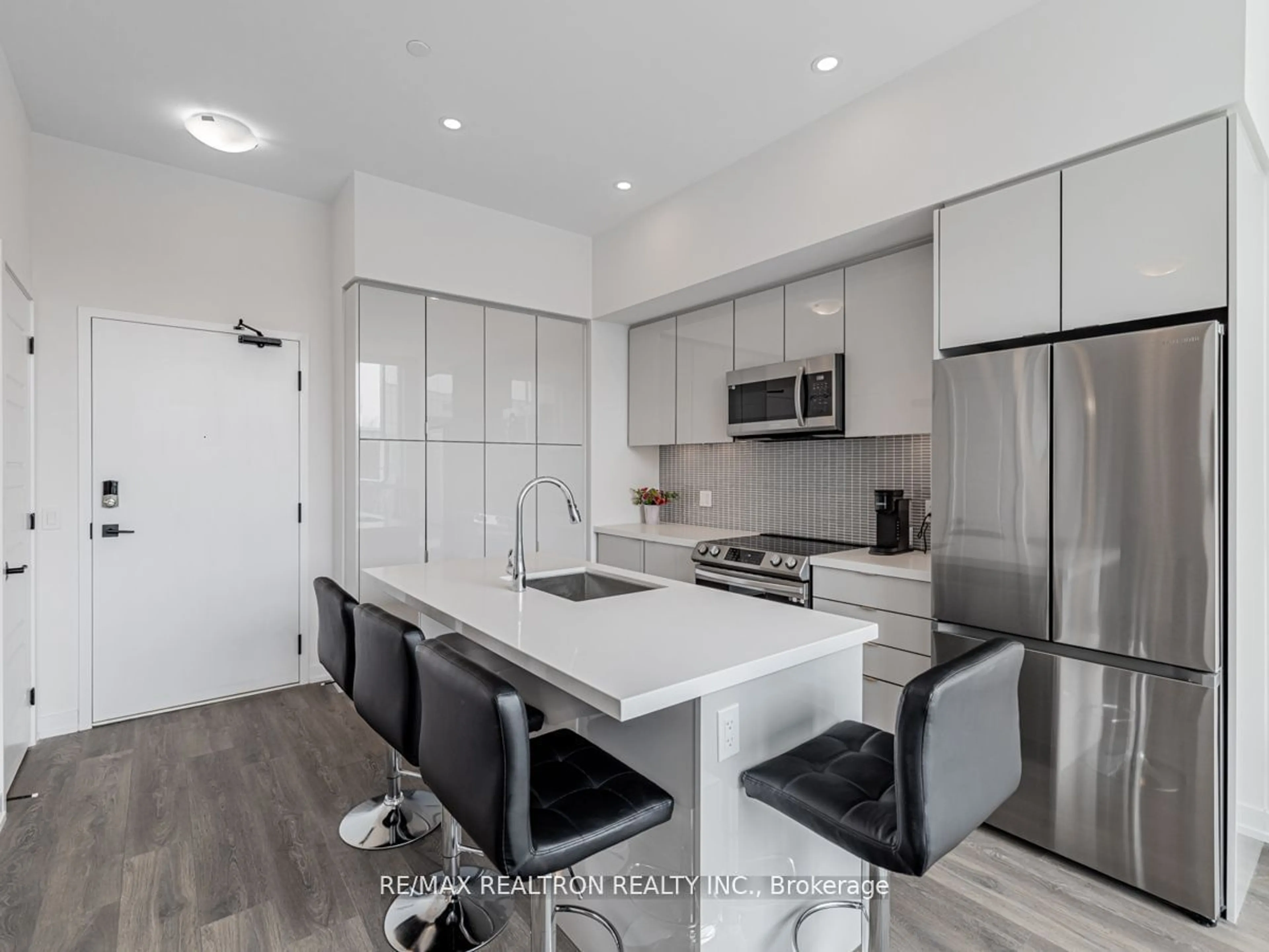 Open concept kitchen, ceramic/tile floor for 415 Sea Ray Ave #424, Innisfil Ontario L9S 0R5