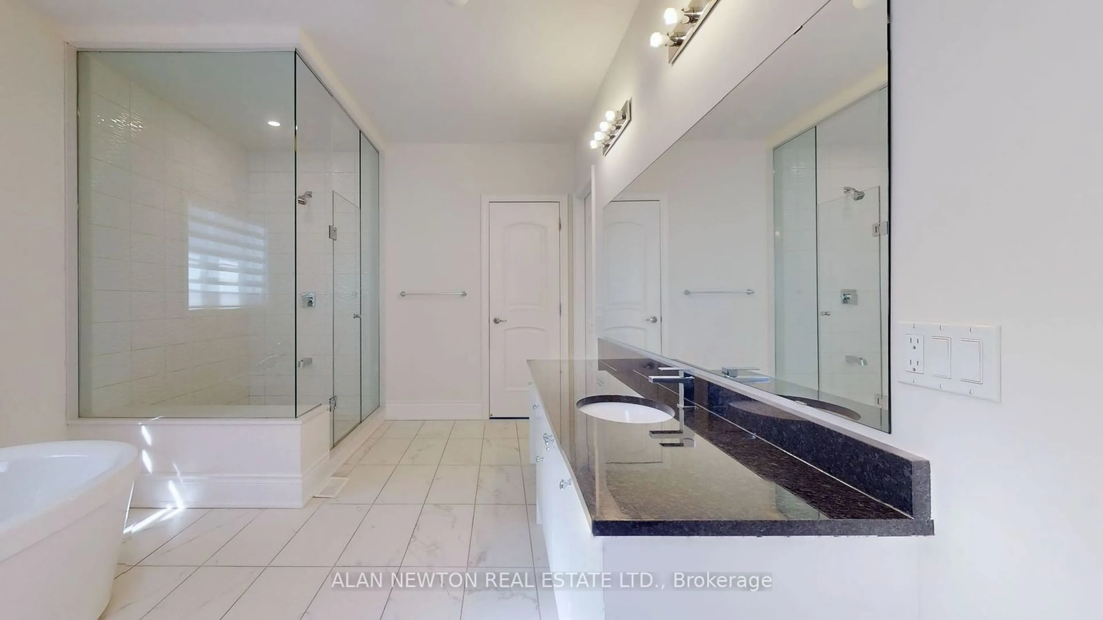 Contemporary bathroom, ceramic/tile floor for 52 Rolling Green Crt, Vaughan Ontario L4H 4K7