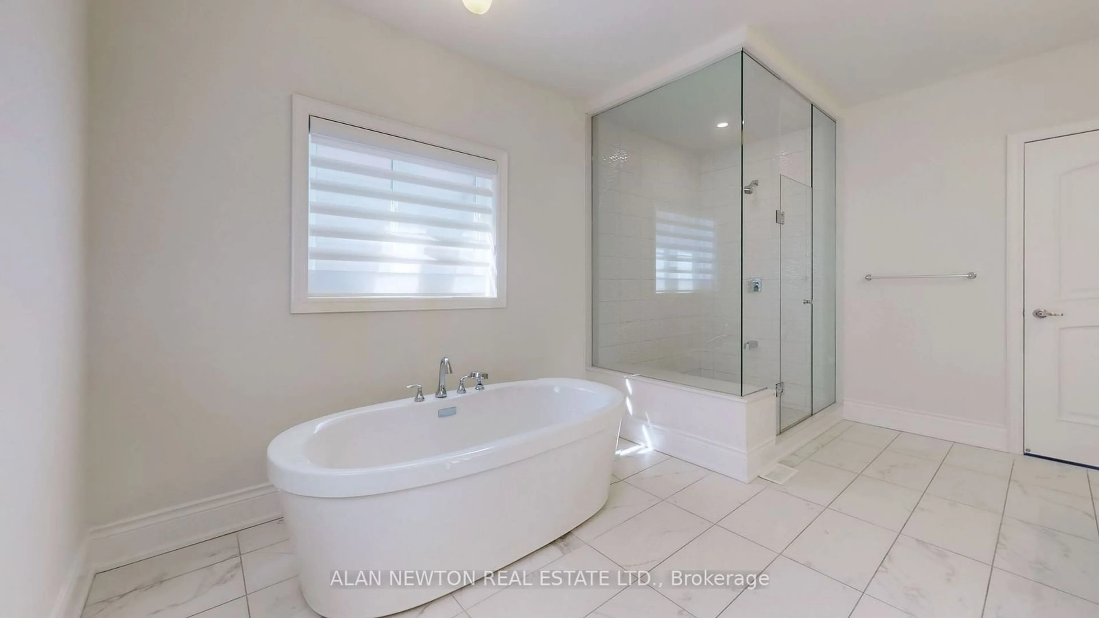 Contemporary bathroom, ceramic/tile floor for 52 Rolling Green Crt, Vaughan Ontario L4H 4K7