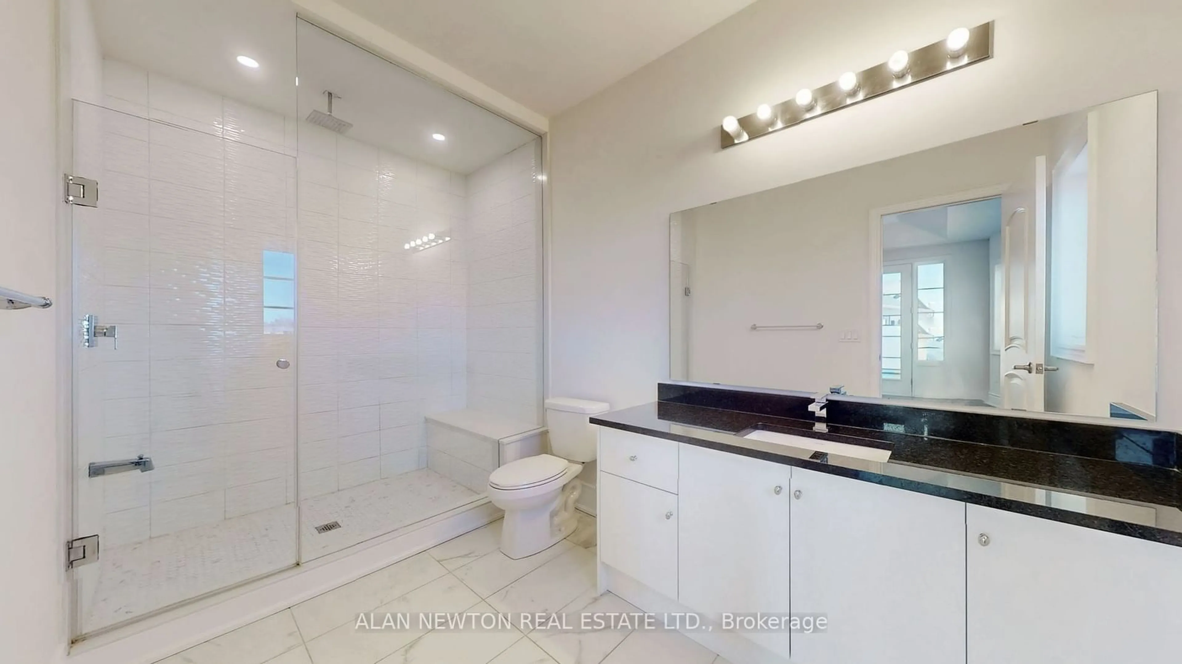 Standard bathroom, ceramic/tile floor for 52 Rolling Green Crt, Vaughan Ontario L4H 4K7