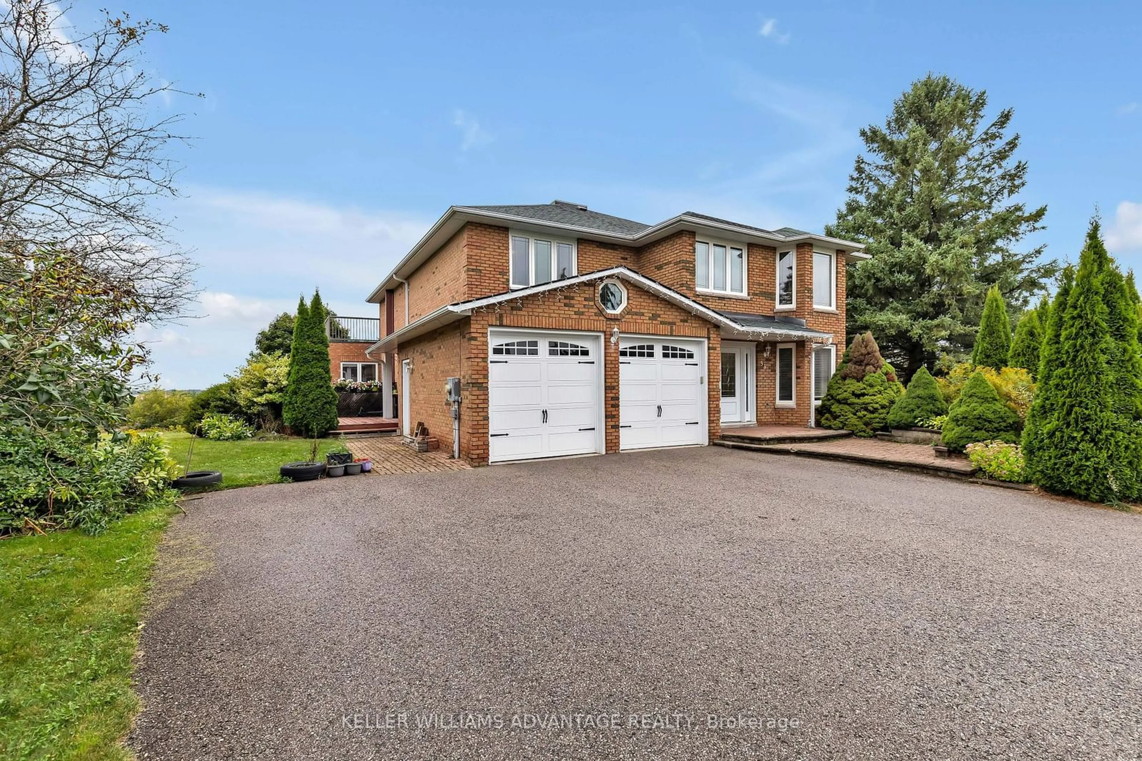 A pic from outside/outdoor area/front of a property/back of a property/a pic from drone, street for 33 Hi View Dr, East Gwillimbury Ontario L0G 1M0