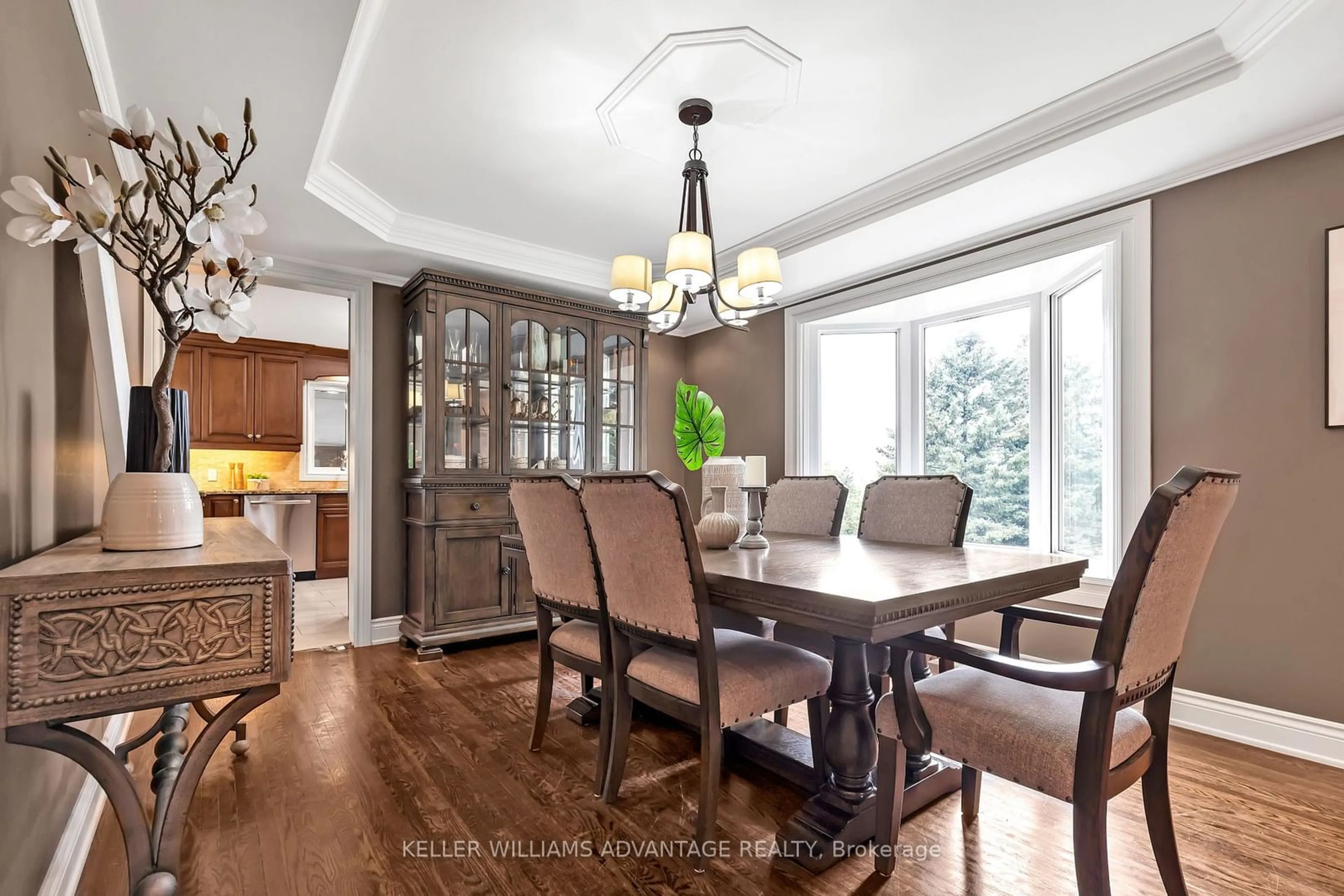 Dining room, wood/laminate floor for 33 Hi View Dr, East Gwillimbury Ontario L0G 1M0