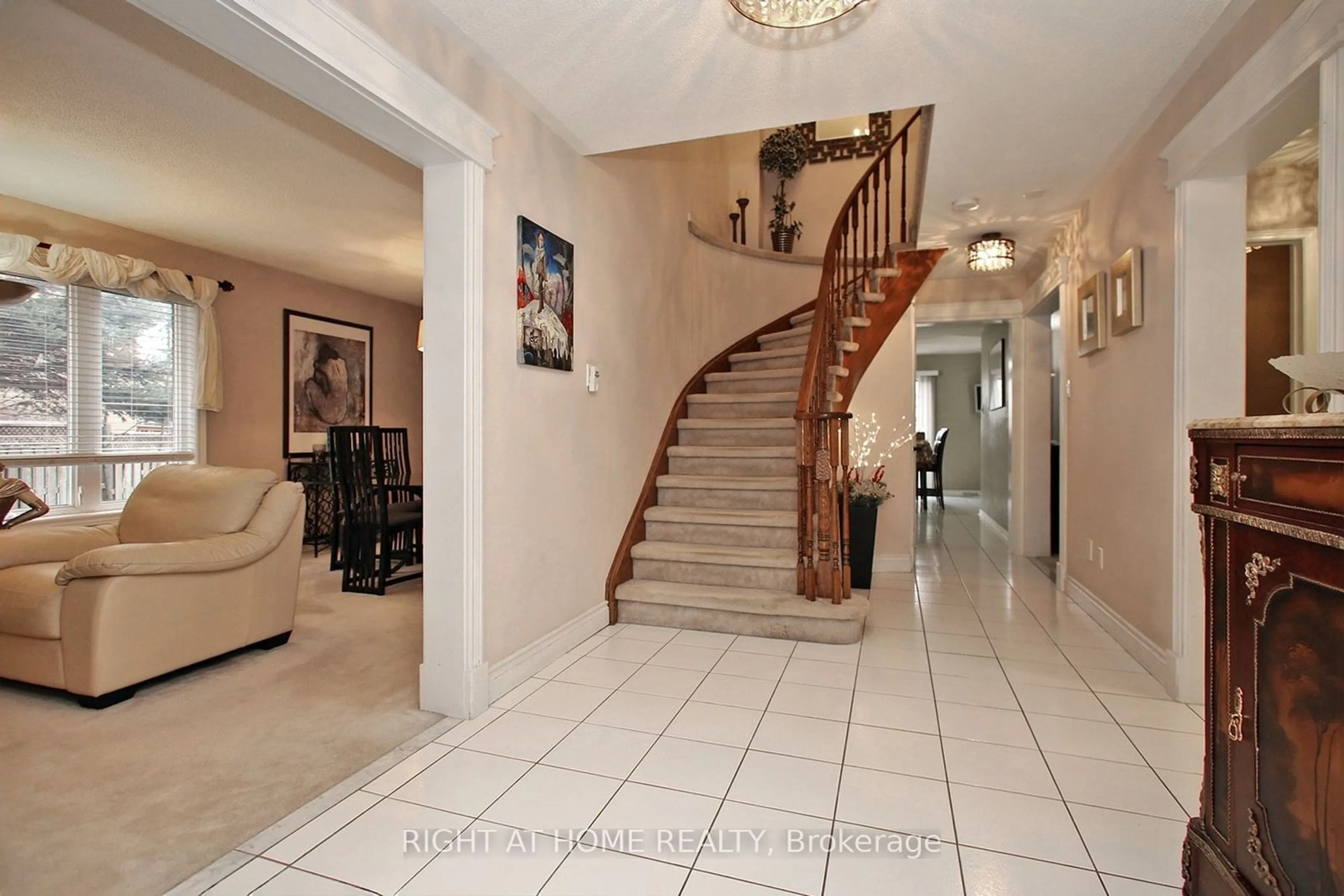 Indoor foyer for 6 Coldstream Cres, Richmond Hill Ontario L4S 1E6