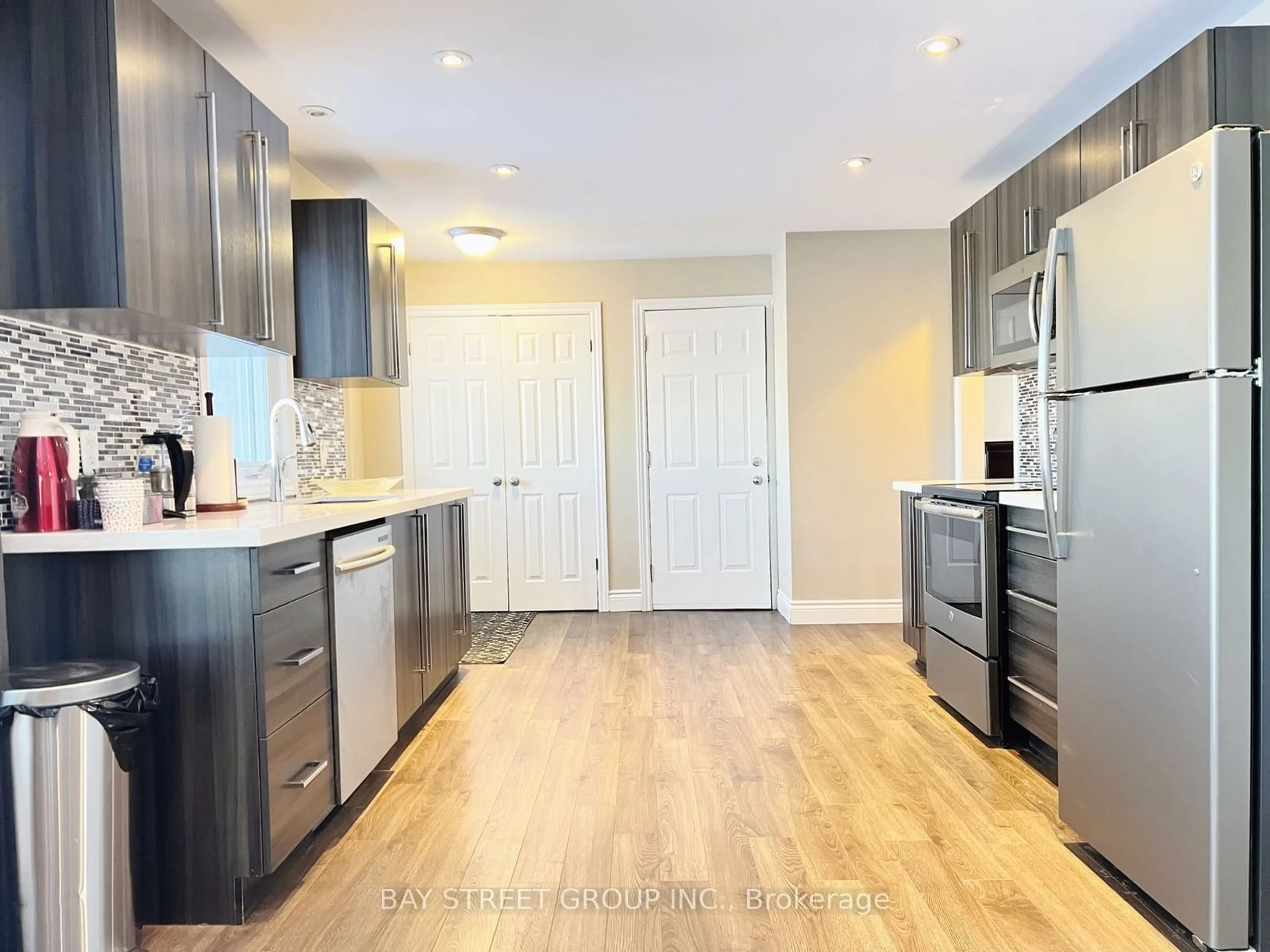 Open concept kitchen, wood/laminate floor for 1403 Old Green Lane, East Gwillimbury Ontario L9N 0L7