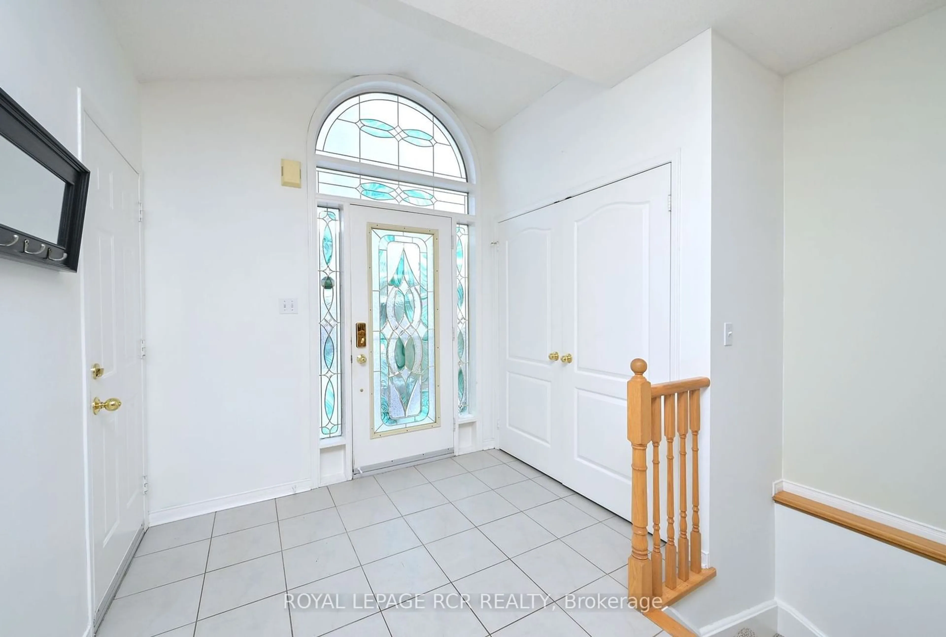 Indoor entryway for 22 Smith St, New Tecumseth Ontario L9R 1Z8