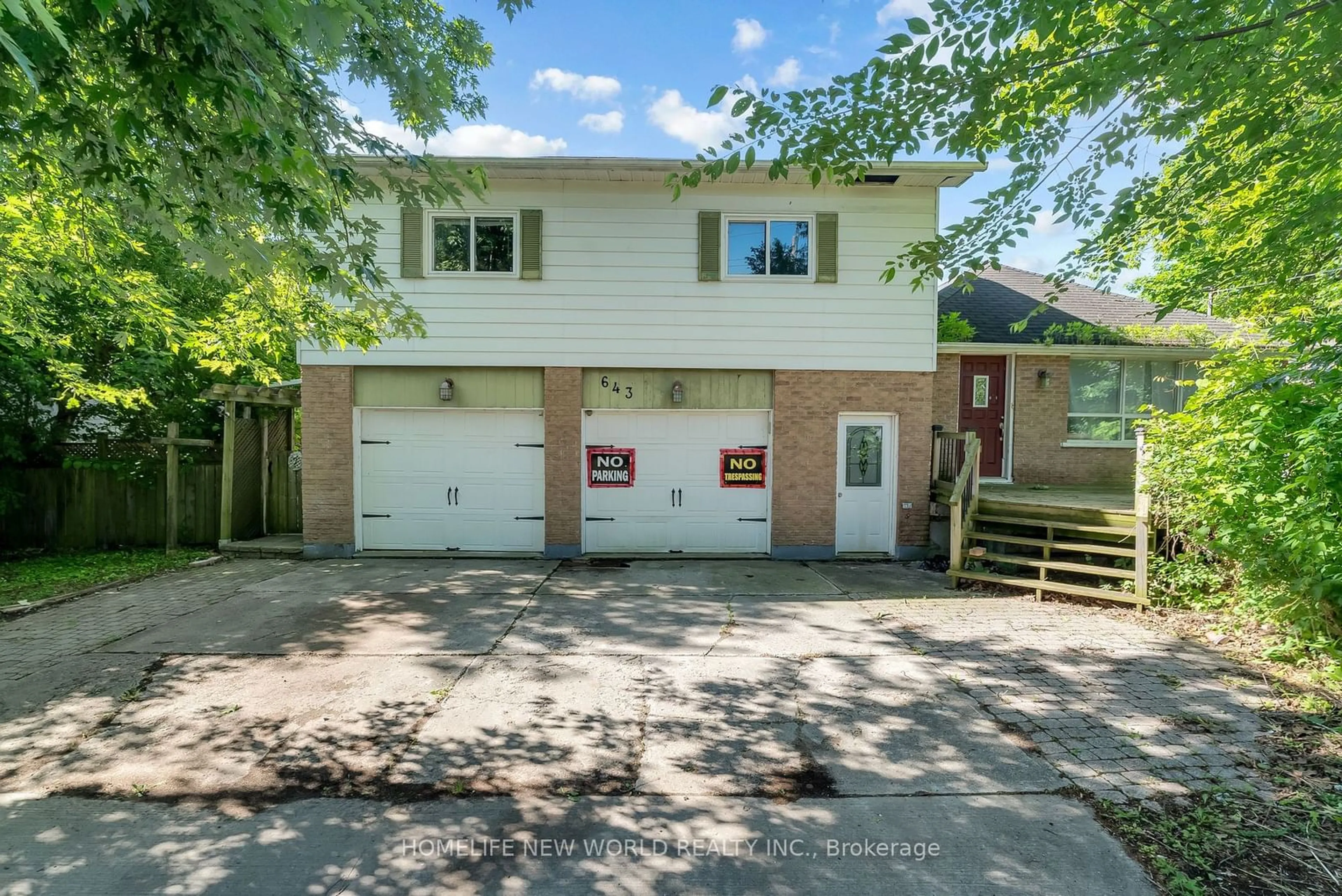 A pic from outside/outdoor area/front of a property/back of a property/a pic from drone, street for 643 North Lake Rd, Richmond Hill Ontario L4E 3C5