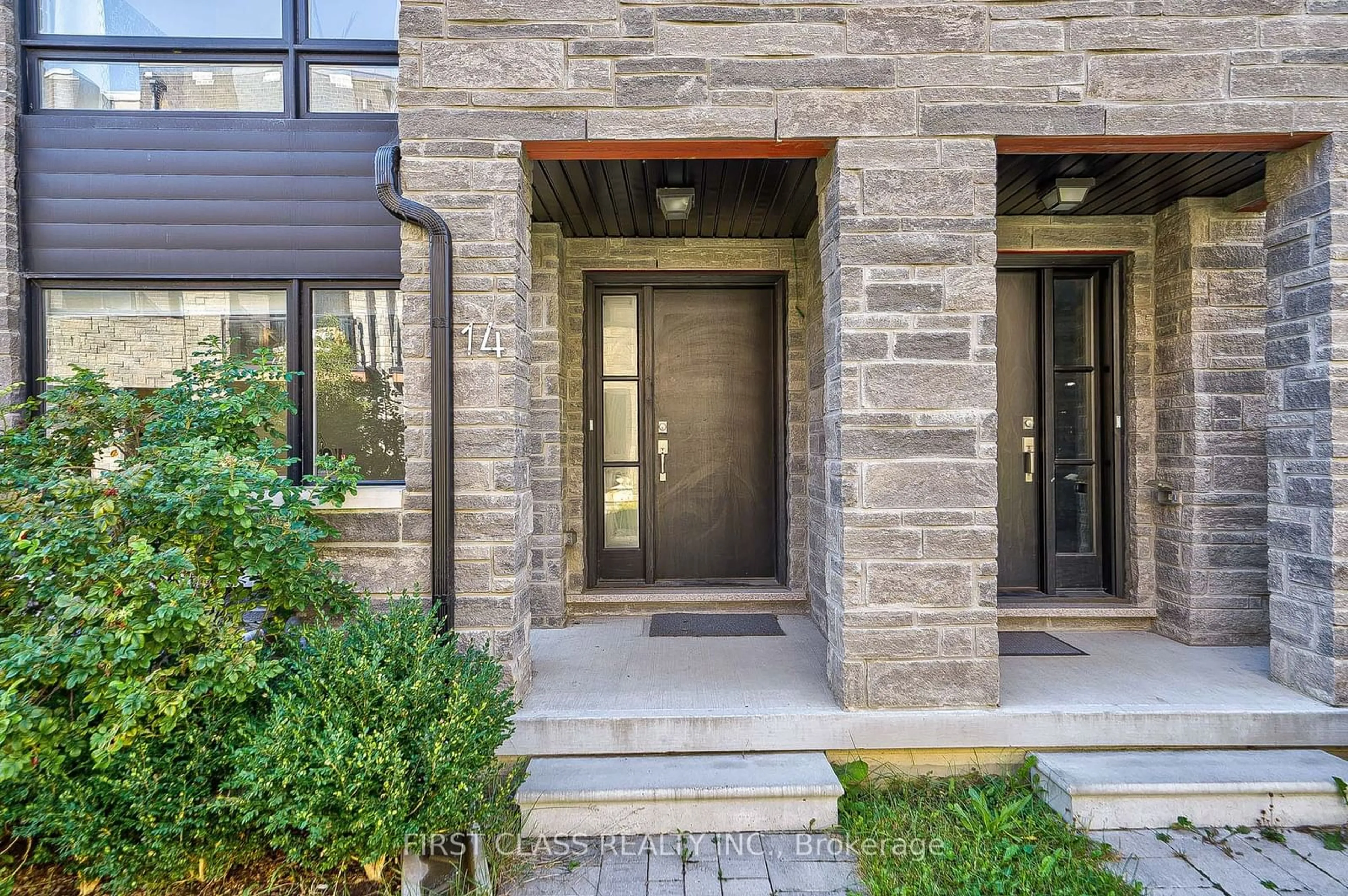 Indoor entryway for 14 Mogul Rd, Vaughan Ontario L4H 4R5