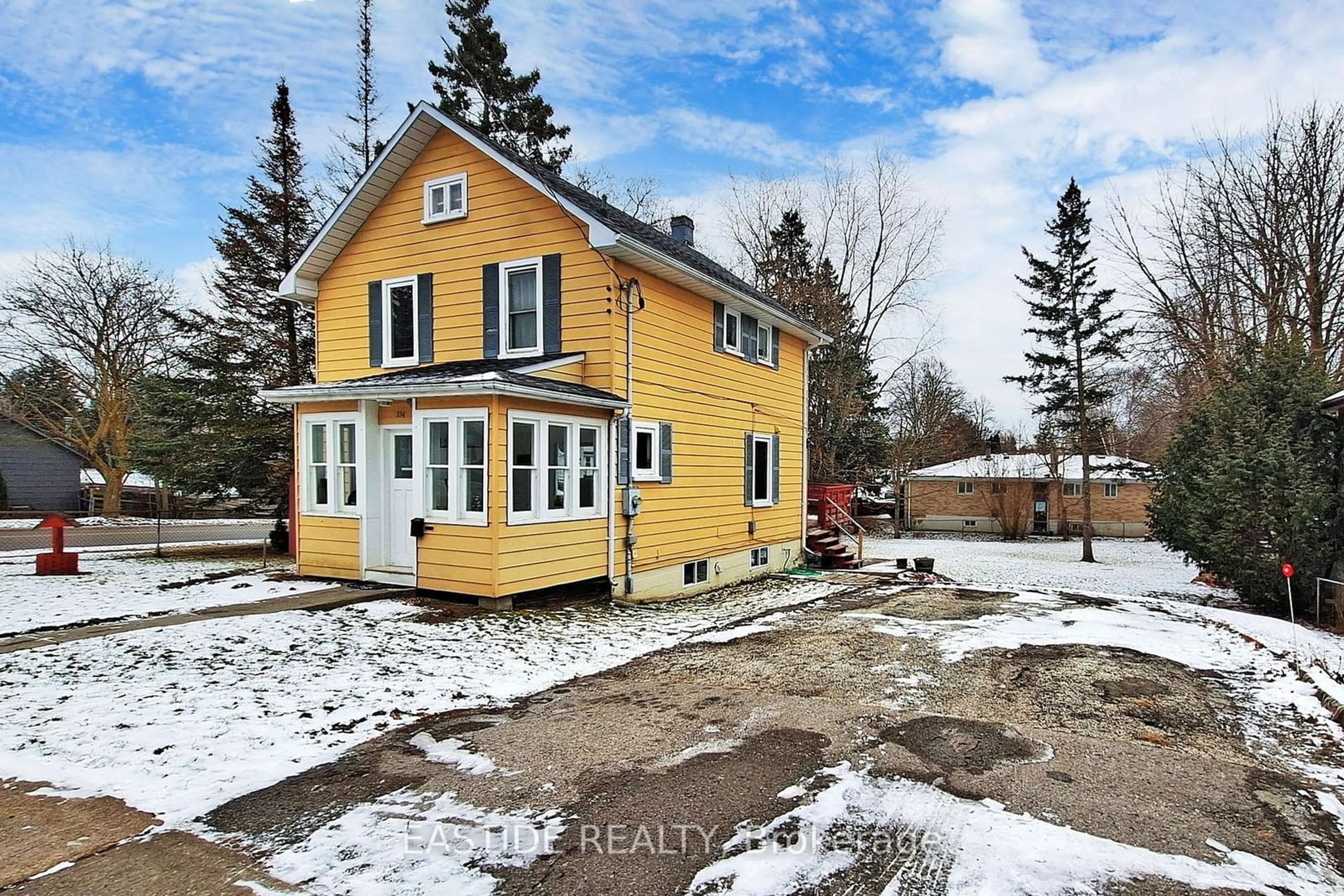 A pic from outside/outdoor area/front of a property/back of a property/a pic from drone, street for 334 Andrew St, Newmarket Ontario L3Y 1H3