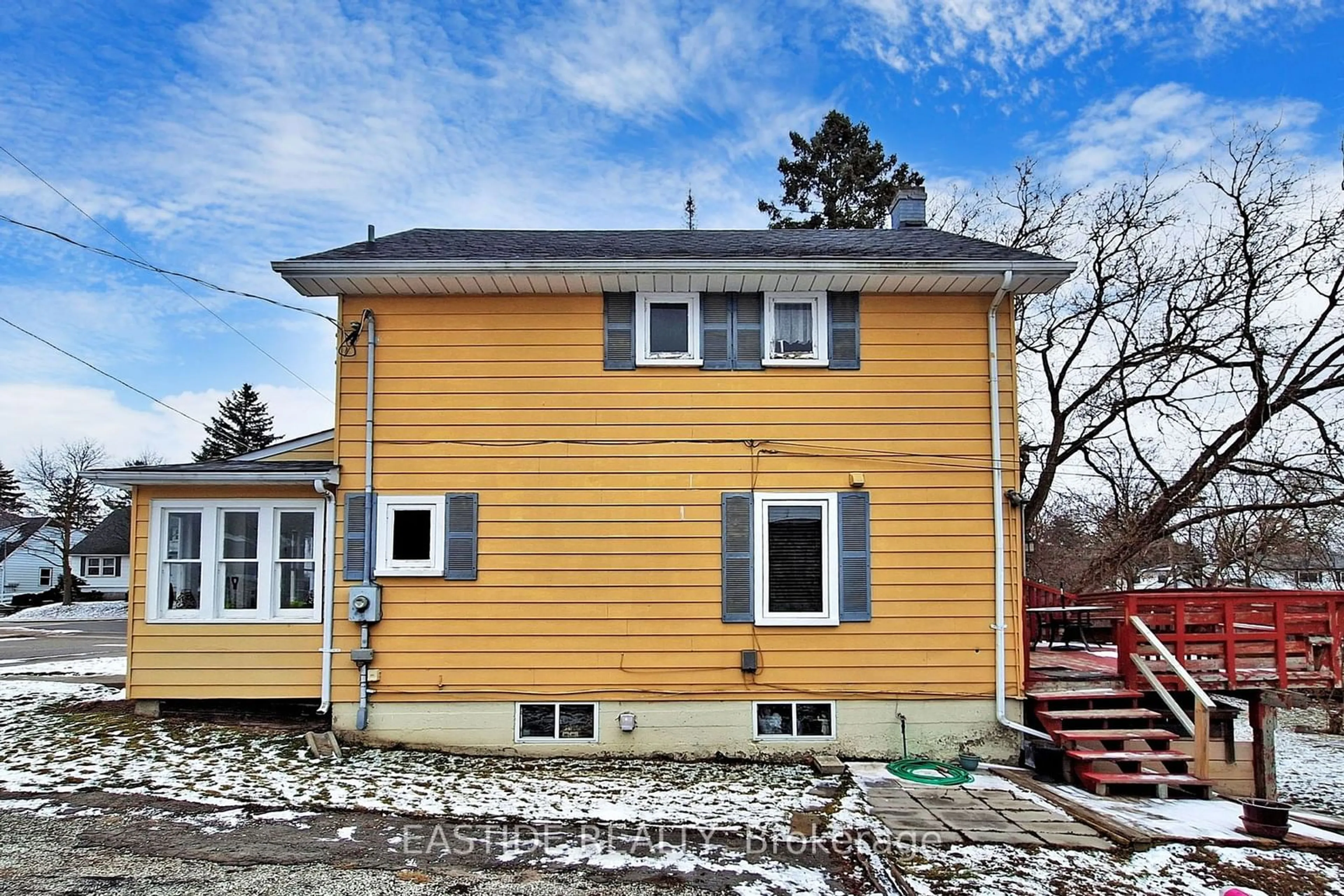 Home with vinyl exterior material, building for 334 Andrew St, Newmarket Ontario L3Y 1H3