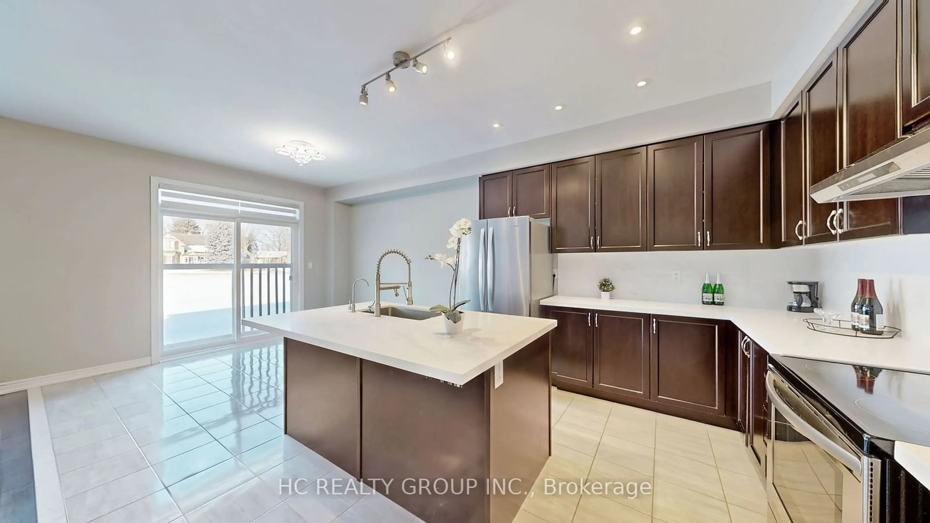 Open concept kitchen, ceramic/tile floor for 86 Robb Thompson Rd, East Gwillimbury Ontario L0G 1M0