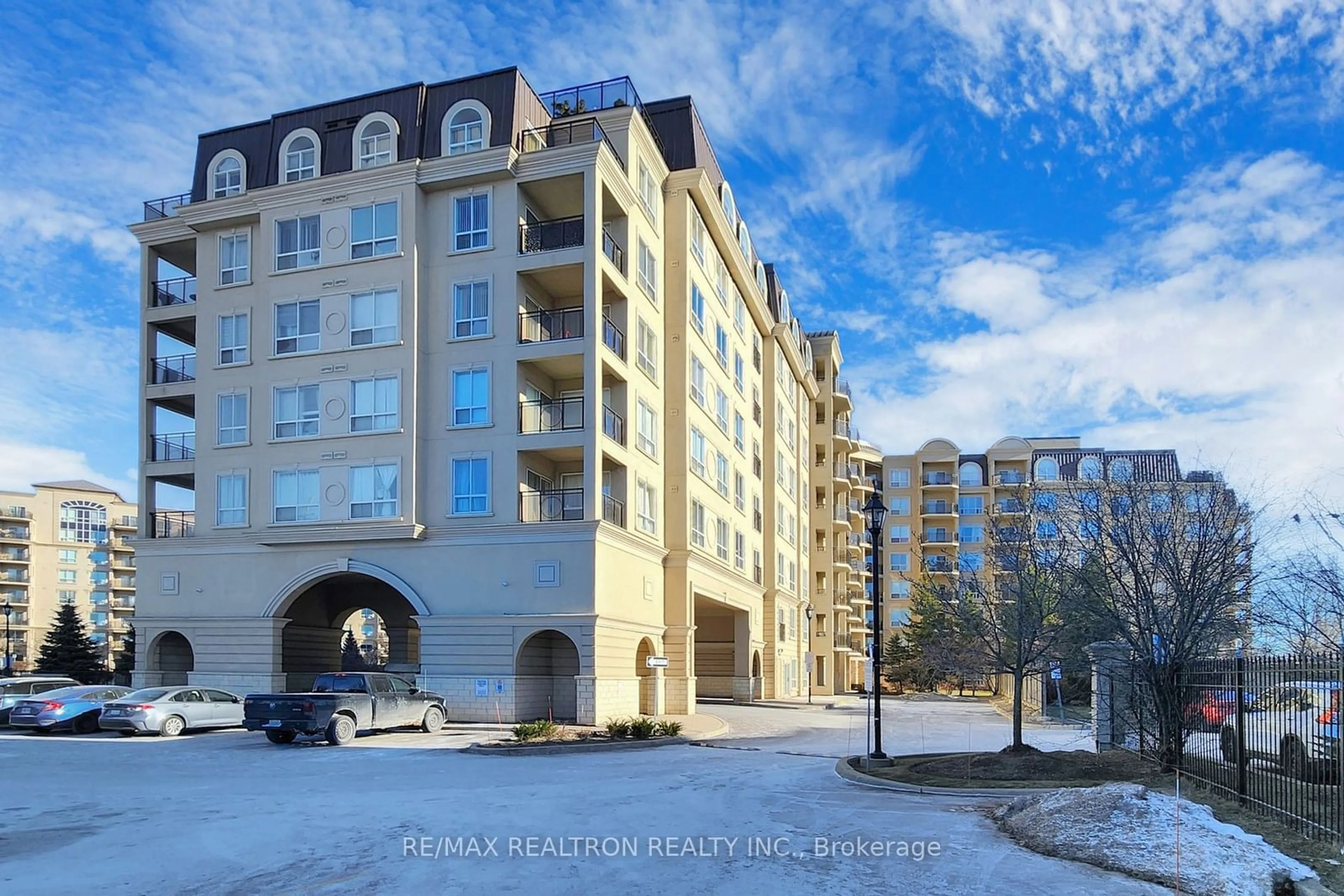 A pic from outside/outdoor area/front of a property/back of a property/a pic from drone, building for 1 Maison Parc Crt #303, Vaughan Ontario L4J 9K1